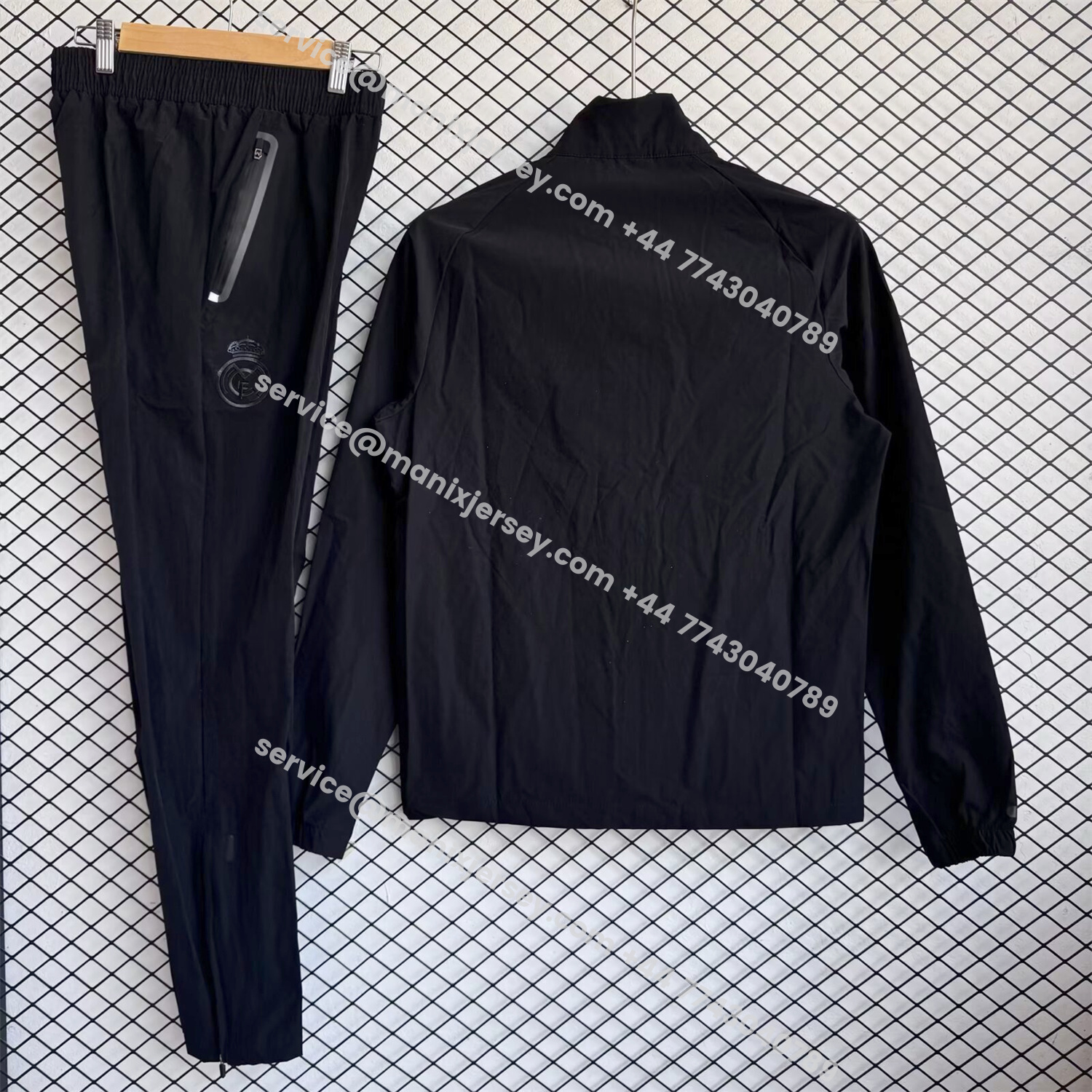 ManixJersey.com | Real Madrid 25-26 Black Logo Windbreaker Training Set - Black Top and Pants -Customize Name, Number and Patch | Worldwide Shipping