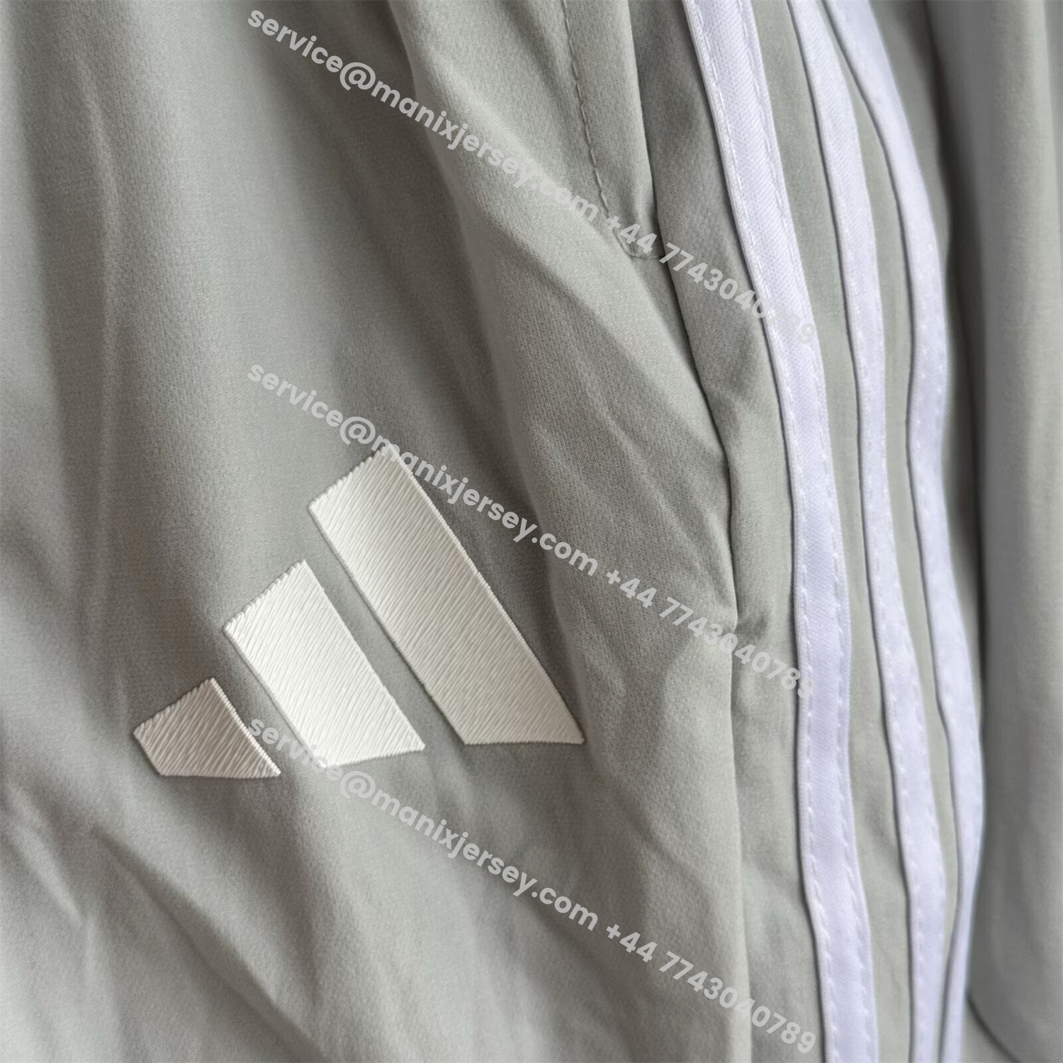 ManixJersey.com | Bayern Munich 25-26 Red Lines Windbreaker Training Set - White Top and Pants -Customize Name, Number and Patch | Worldwide Shipping