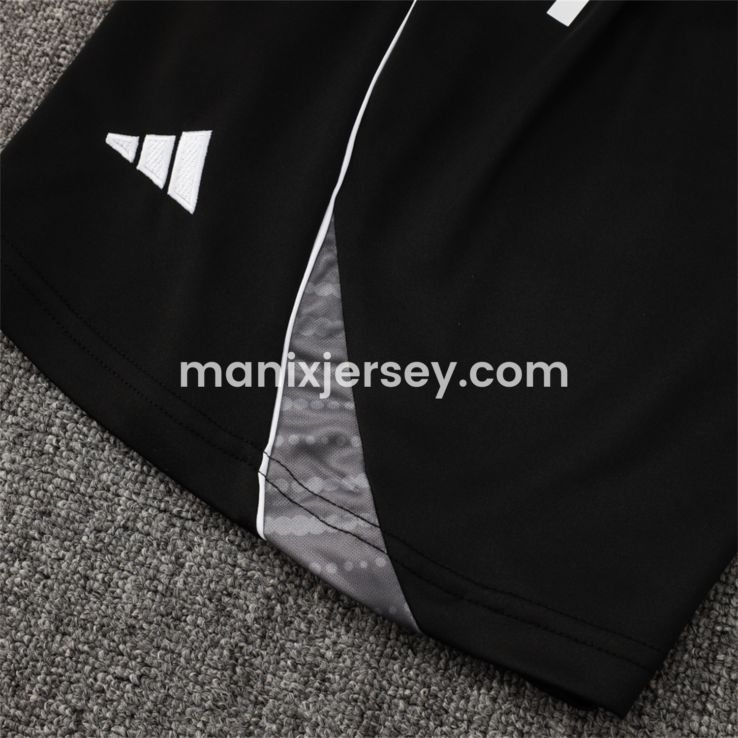 ManixJersey.com | Real Madrid 25-26 Vest Training Set - Black Vest and Black Shorts -Customize Name, Number and Patch | Worldwide Shipping