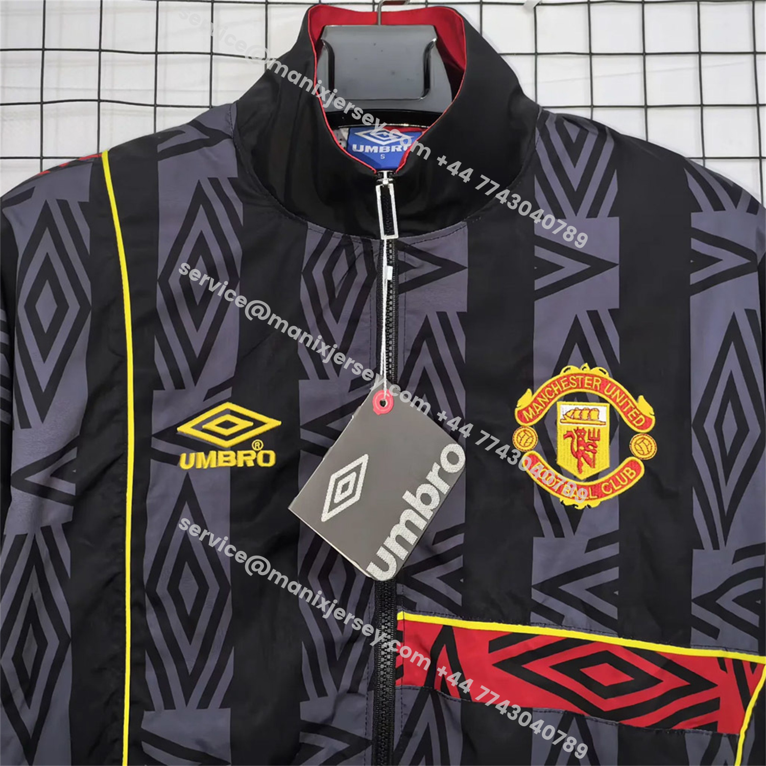 ManixJersey.com | Retro Manchester United 1993-95 Black Windbreaker Jacket -Customize Name, Number and Patch | Worldwide Shipping