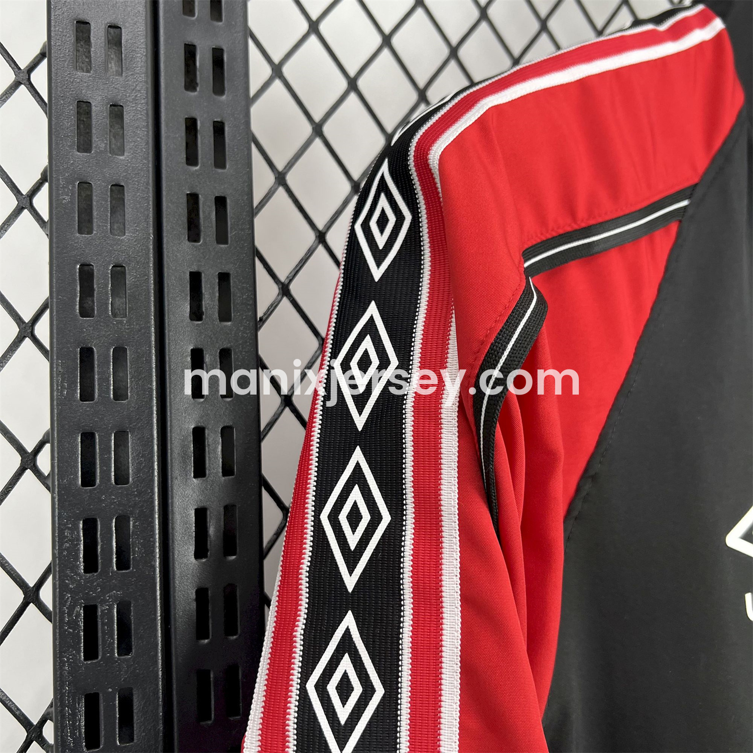 ManixJersey.com | Retro Manchester United 1998-99 Throwback Windbreaker Jacket - Black and Red -Customize Name, Number and Patch | Worldwide Shipping