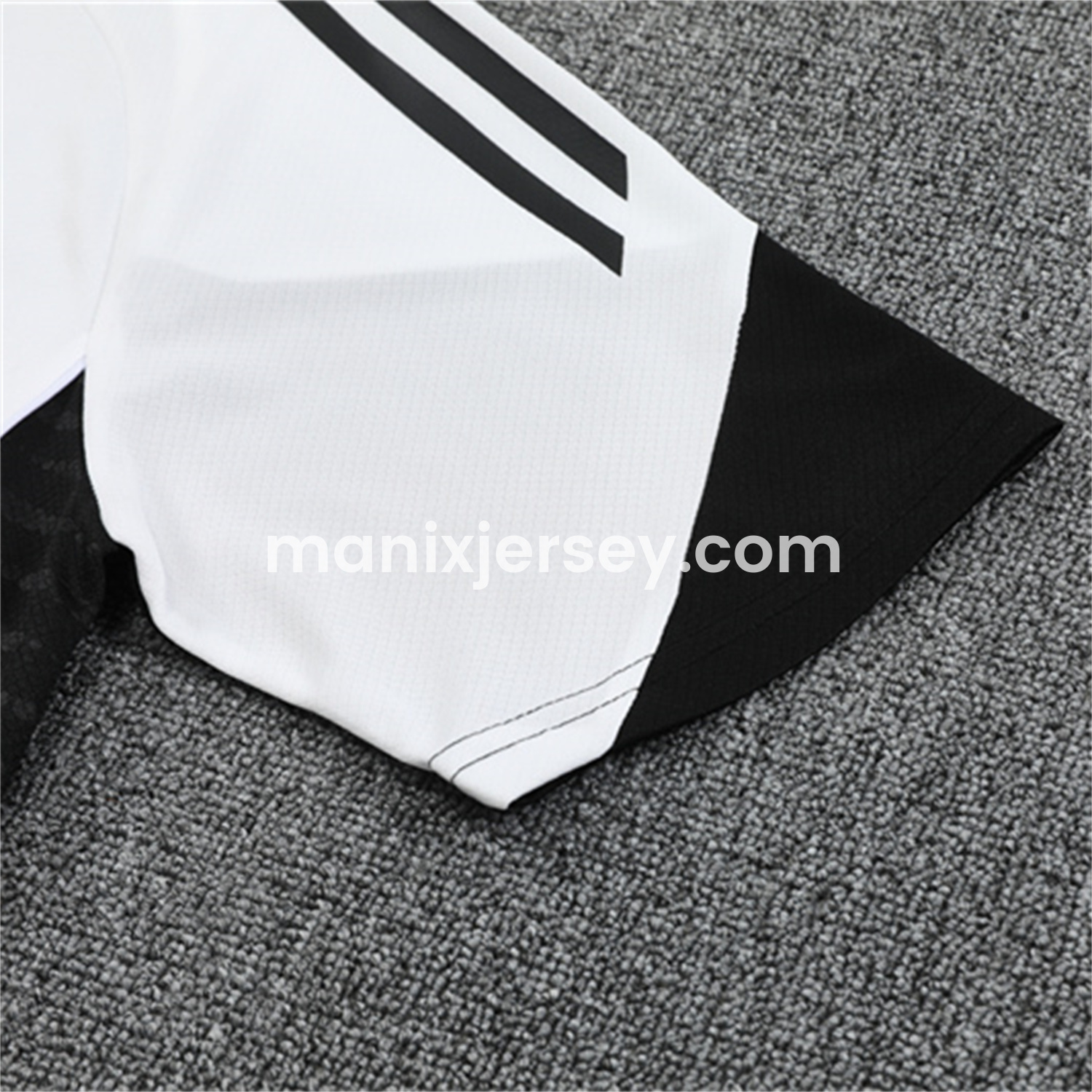 ManixJersey.com | Manchester United 25-26 Kid Short-Sleeve Training Set - White Top & Black Shorts -Customize Name, Number and Patch | Worldwide Shipping