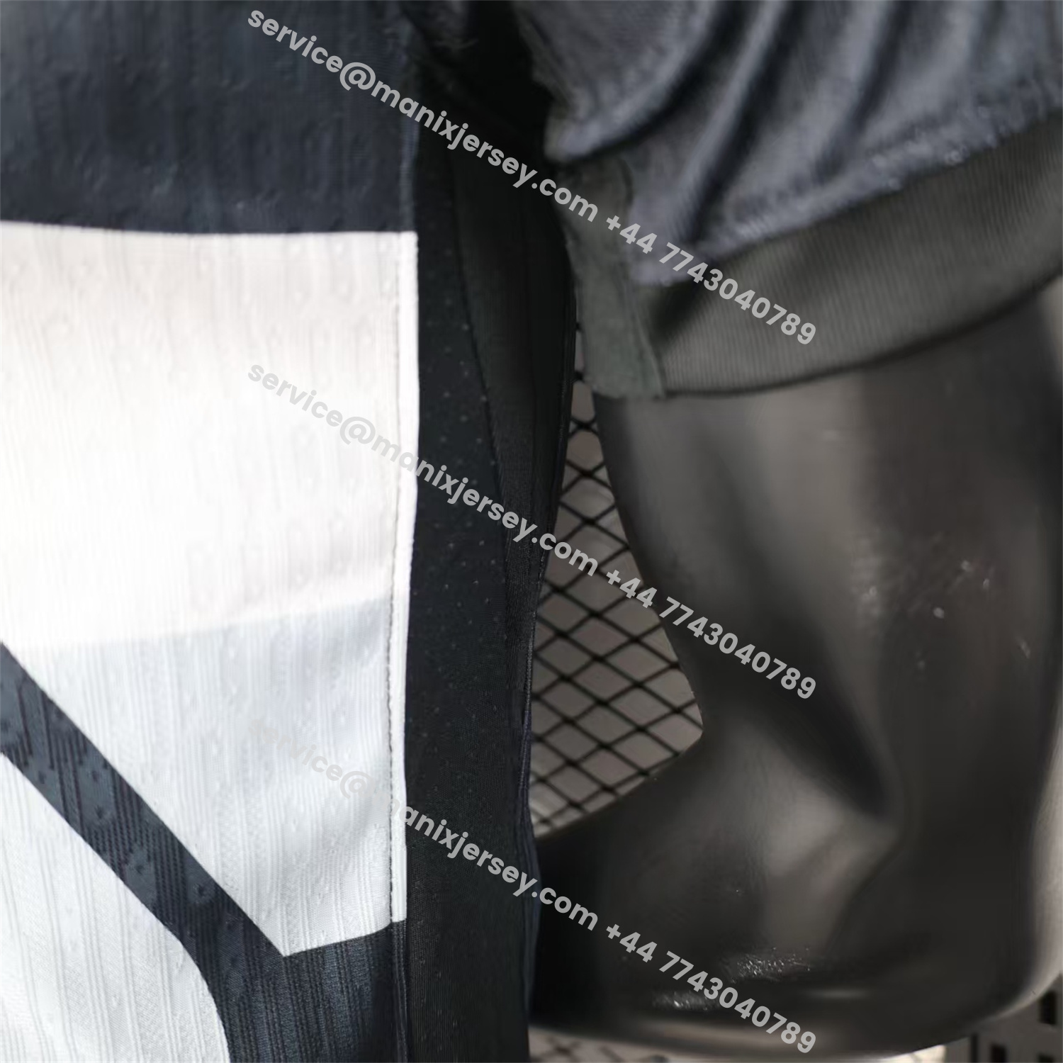 ManixJersey.com | Pumas UNAM 25-26 Black Goalkeeper Jersey - Player Version -Customize Name, Number and Patch | Worldwide Shipping