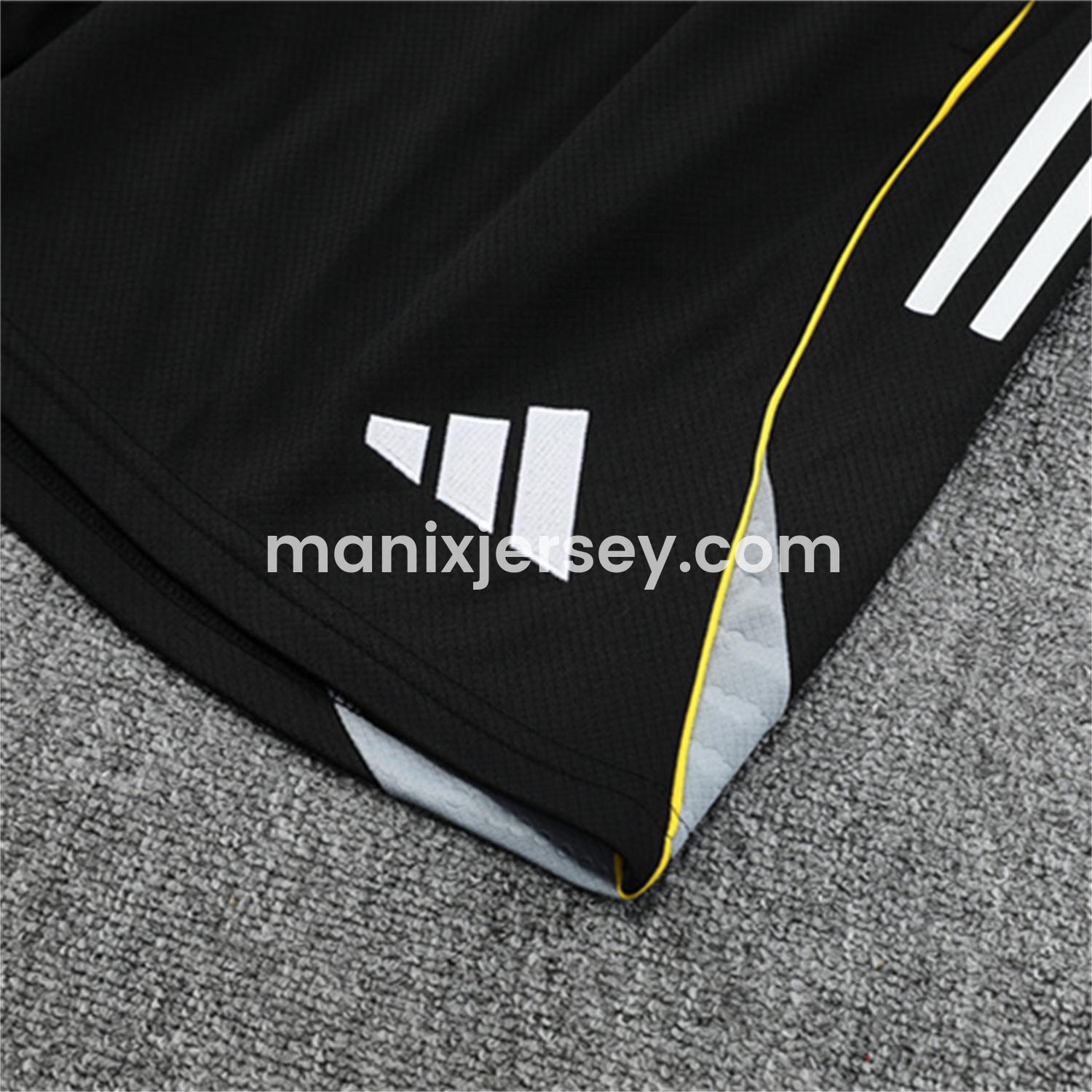ManixJersey.com | Real Madrid 25-26 Kids Short-Sleeve Training Set - Yellow Line Black Top and Black Shorts -Customize Name, Number and Patch | Worldwide Shipping