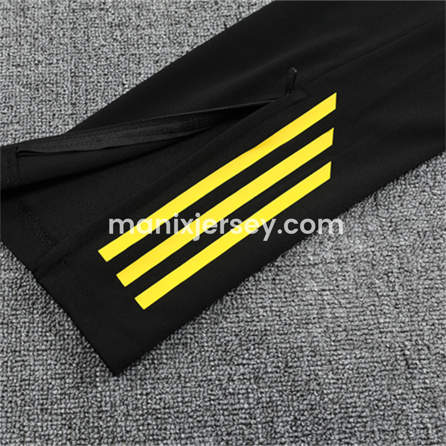 ManixJersey.com | Manchester United 25-26 Kid Long Sleeves Training Set - Black Top & Black Pants -Customize Name, Number and Patch | Worldwide Shipping