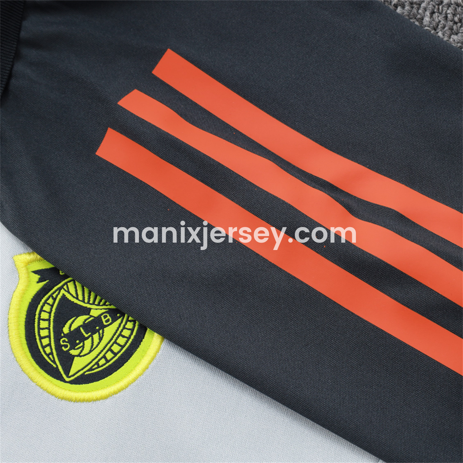 ManixJersey.com | Benfica 25-26 POLO Short-Sleeve Training Set - Grey Top and Deep Grey Pants -Customize Name, Number and Patch | Worldwide Shipping