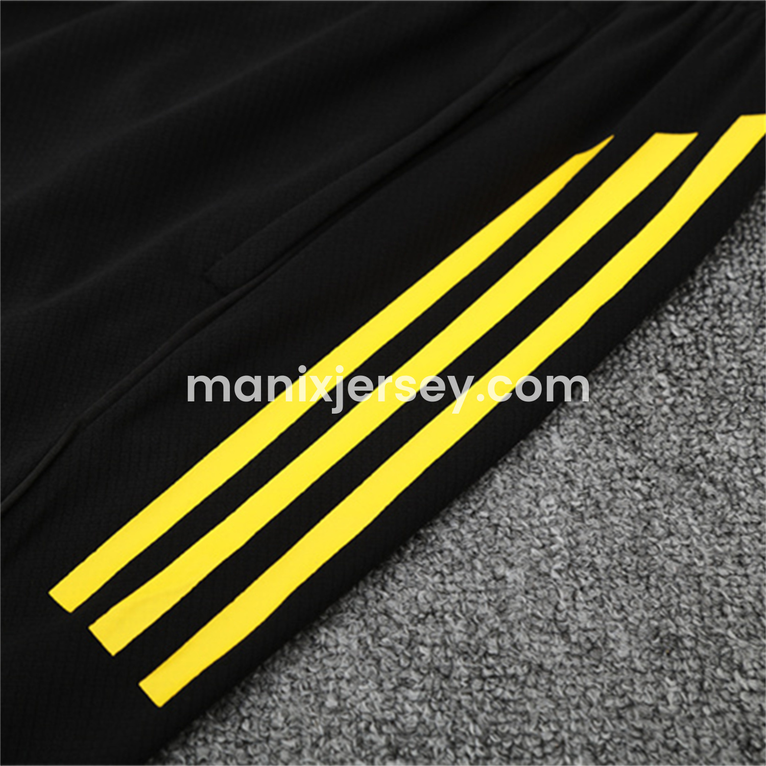 ManixJersey.com | Manchester United 25-26 Short-Sleeve Training Set - Black Top & Black shorts -Customize Name, Number and Patch | Worldwide Shipping