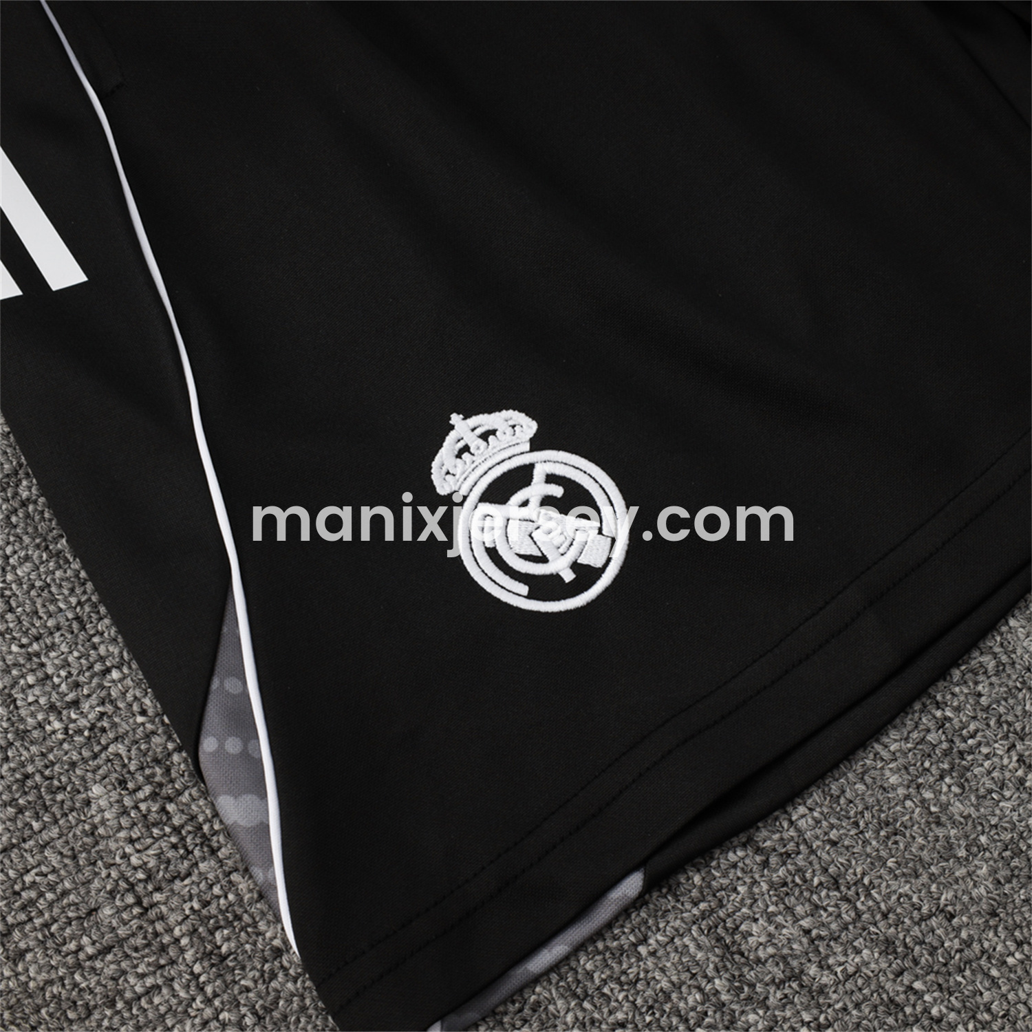 ManixJersey.com | Real Madrid 25-26 Vest Training Set - Black Vest and Black Shorts -Customize Name, Number and Patch | Worldwide Shipping