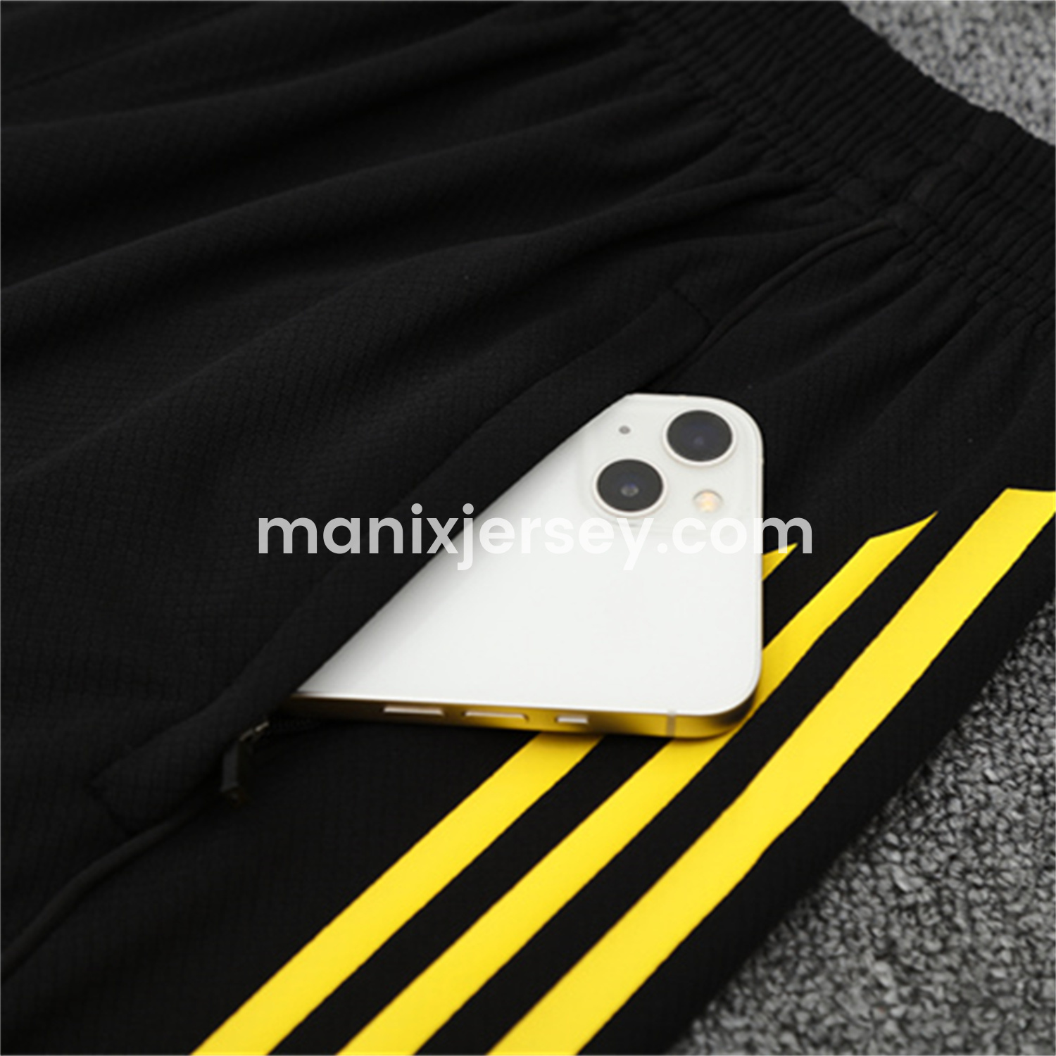 ManixJersey.com | Manchester United 25-26 Short-Sleeve Training Set - Black Top & Black shorts -Customize Name, Number and Patch | Worldwide Shipping