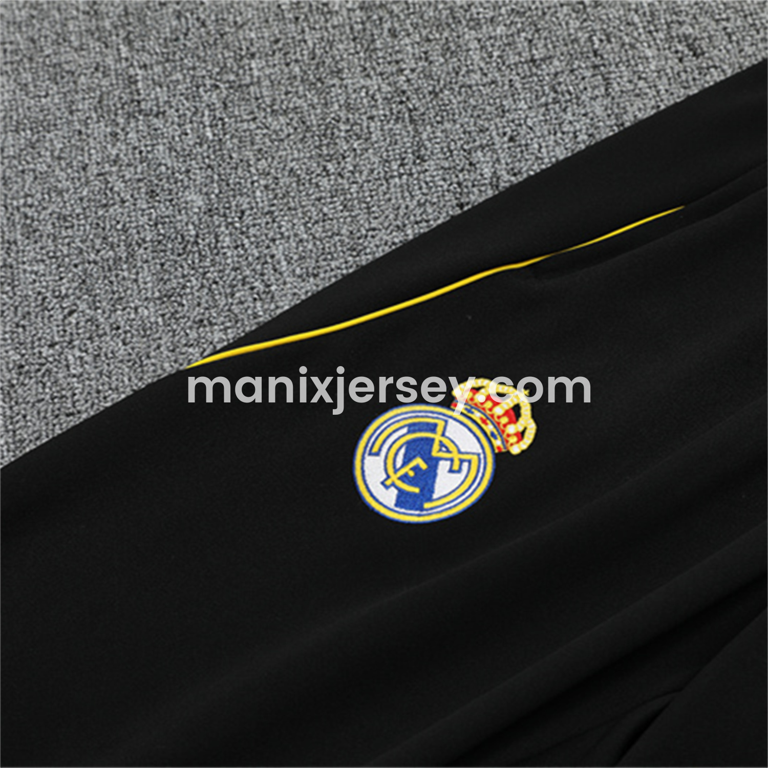 ManixJersey.com | Real Madrid 25-26 Long Sleeve Training Set - Yellow Line White Top and Black Shorts -Customize Name, Number and Patch | Worldwide Shipping