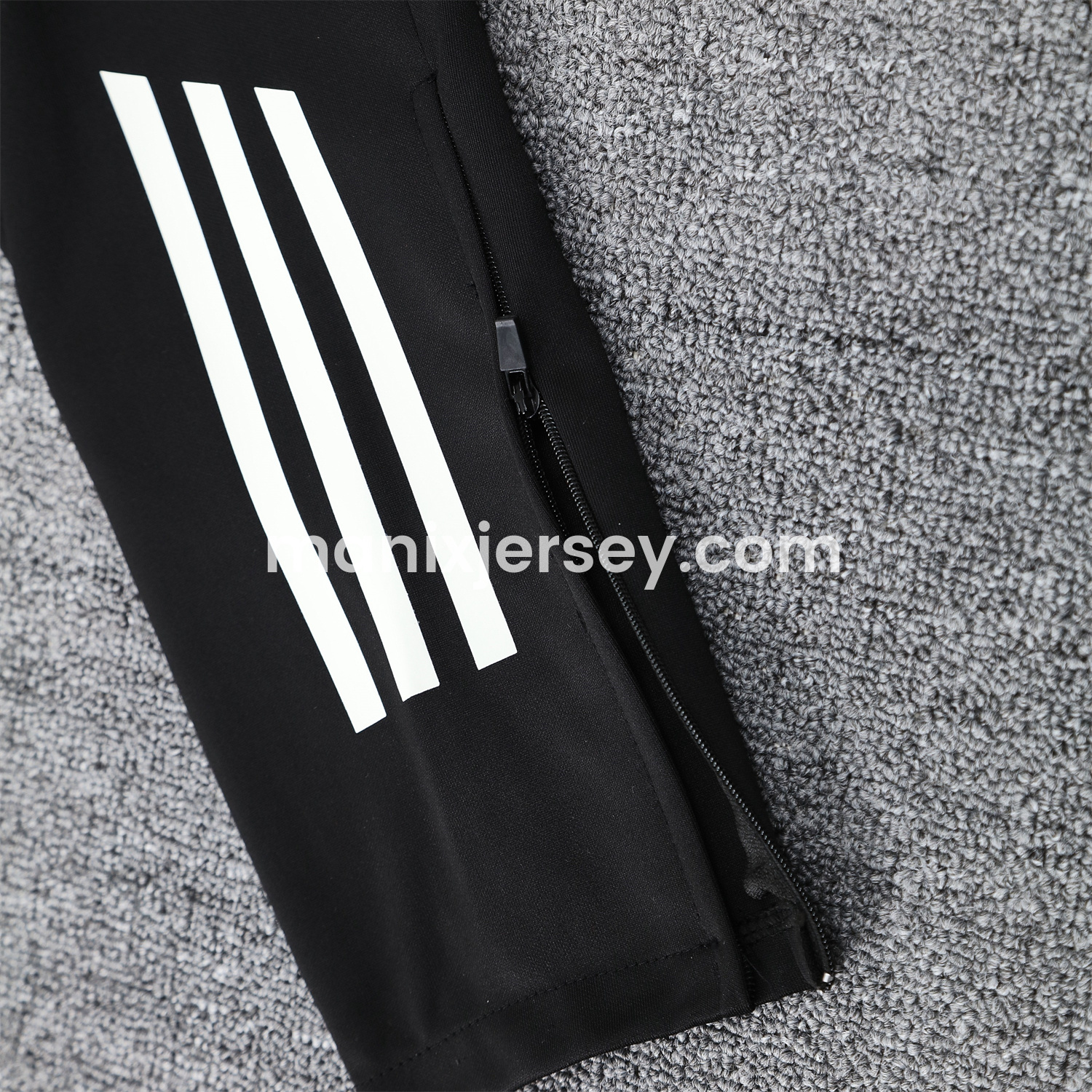 ManixJersey.com | Manchester United 24-25 Pre-Match Traning Hoodie Set - Black Top and Pants -Customize Name, Number and Patch | Worldwide Shipping