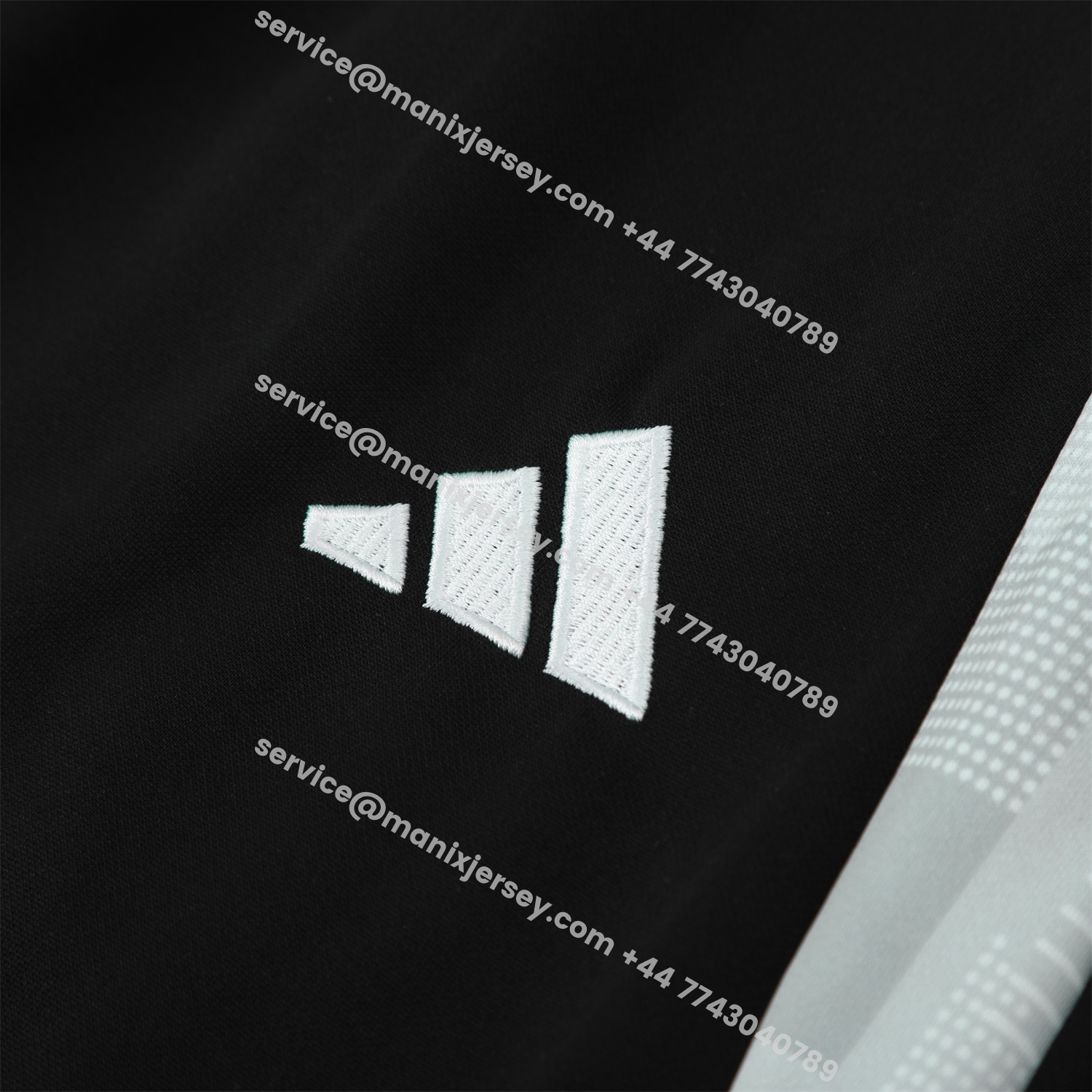 ManixJersey.com | Real Madrid 25-26 Traning Hoodie Set - Triangular Spots White Hoodie With Black Pants -Customize Name, Number and Patch | Worldwide Shipping