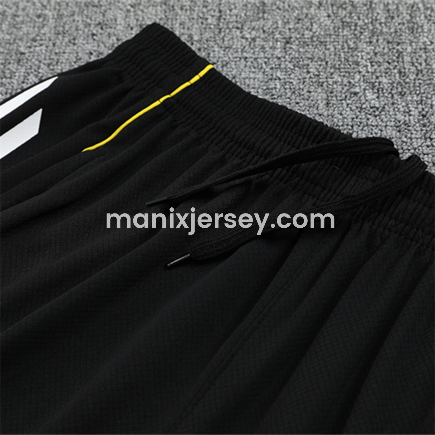ManixJersey.com | Real Madrid 25-26 Kids Short-Sleeve Training Set - Yellow Line Black Top and Black Shorts -Customize Name, Number and Patch | Worldwide Shipping