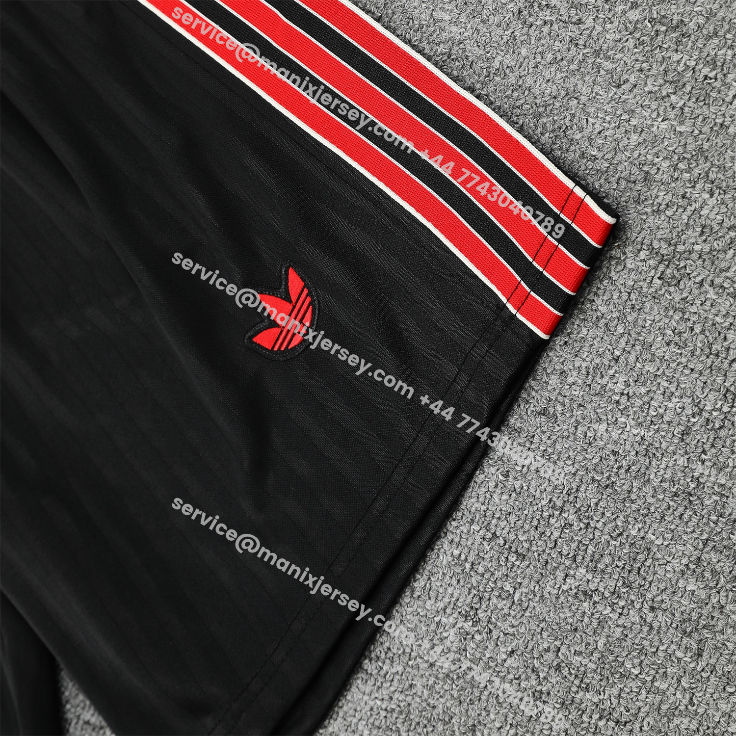 ManixJersey.com | Manchester United 25-26 Vest Training Set - Red Retro Logo Black Vest & Black Shorts -Customize Name, Number and Patch | Worldwide Shipping