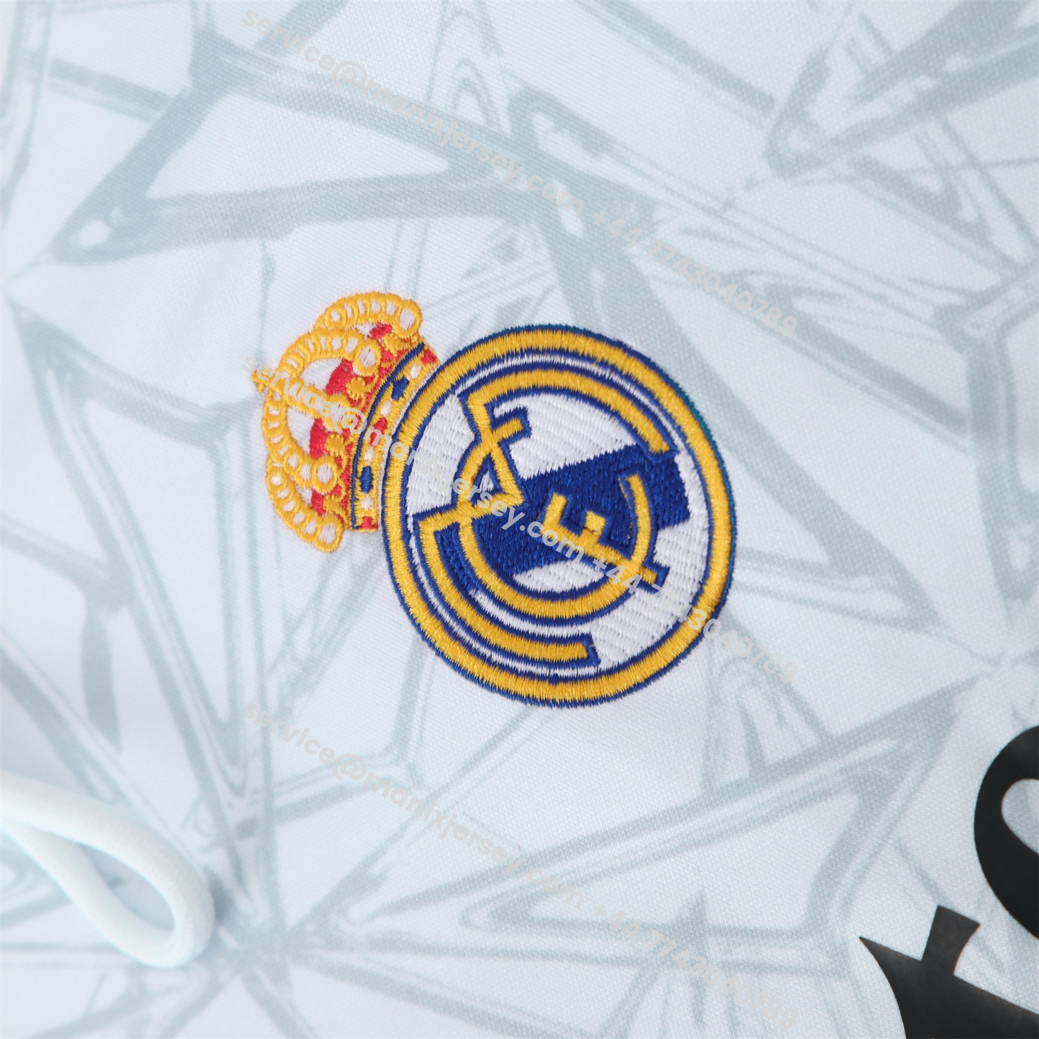 ManixJersey.com | Real Madrid 25-26 Traning Hoodie Set - Triangular Spots White Hoodie With Black Pants -Customize Name, Number and Patch | Worldwide Shipping