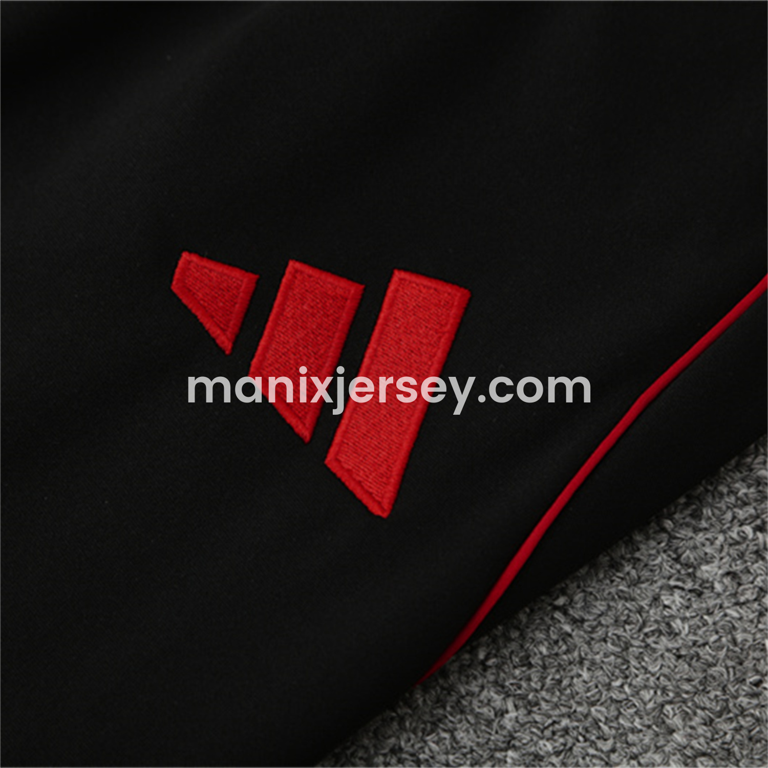 ManixJersey.com | Manchester United 25-26 Kid Long Sleeves Training Set - White Top & Black Pants -Customize Name, Number and Patch | Worldwide Shipping