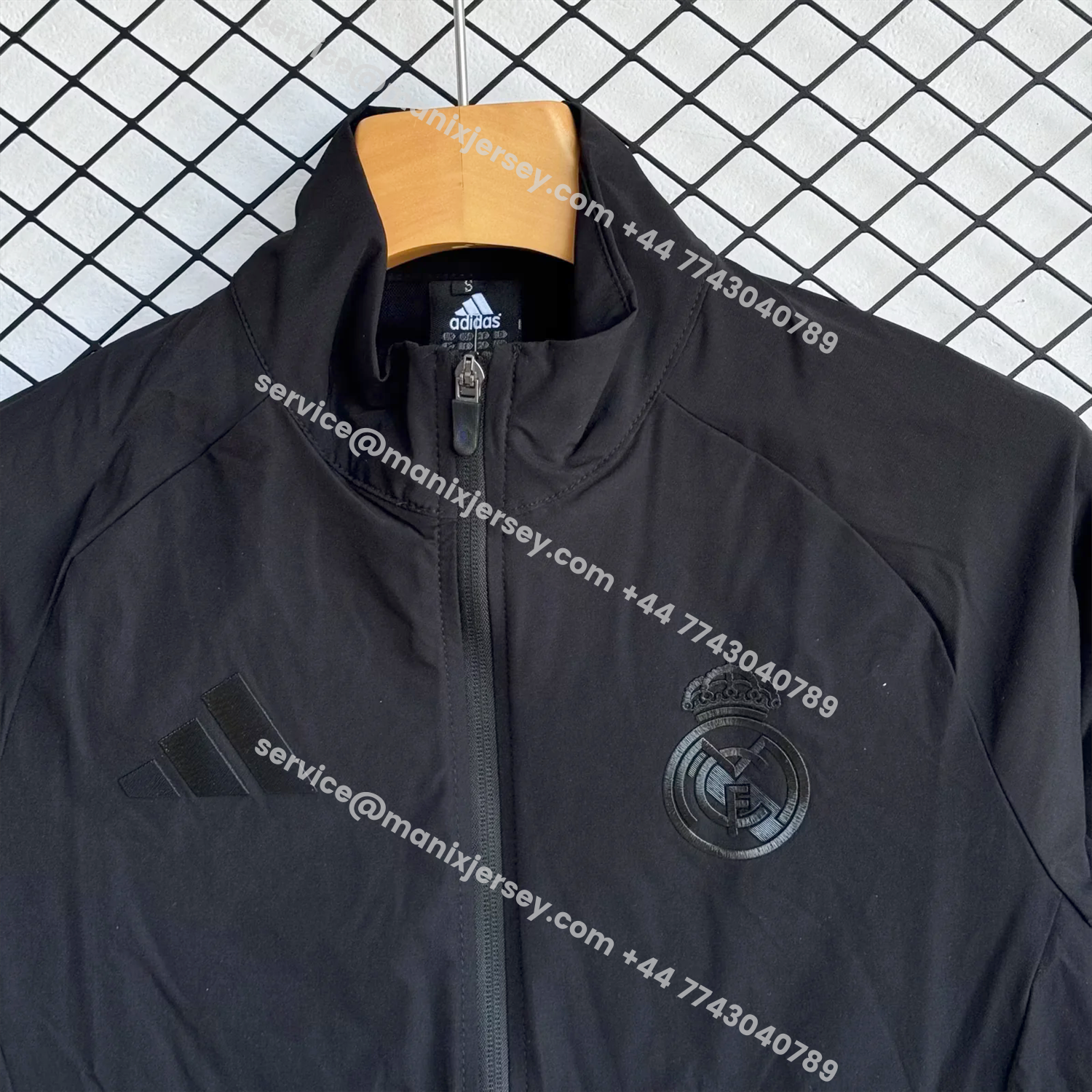 ManixJersey.com | Real Madrid 25-26 Black Logo Windbreaker Training Set - Black Top and Pants -Customize Name, Number and Patch | Worldwide Shipping