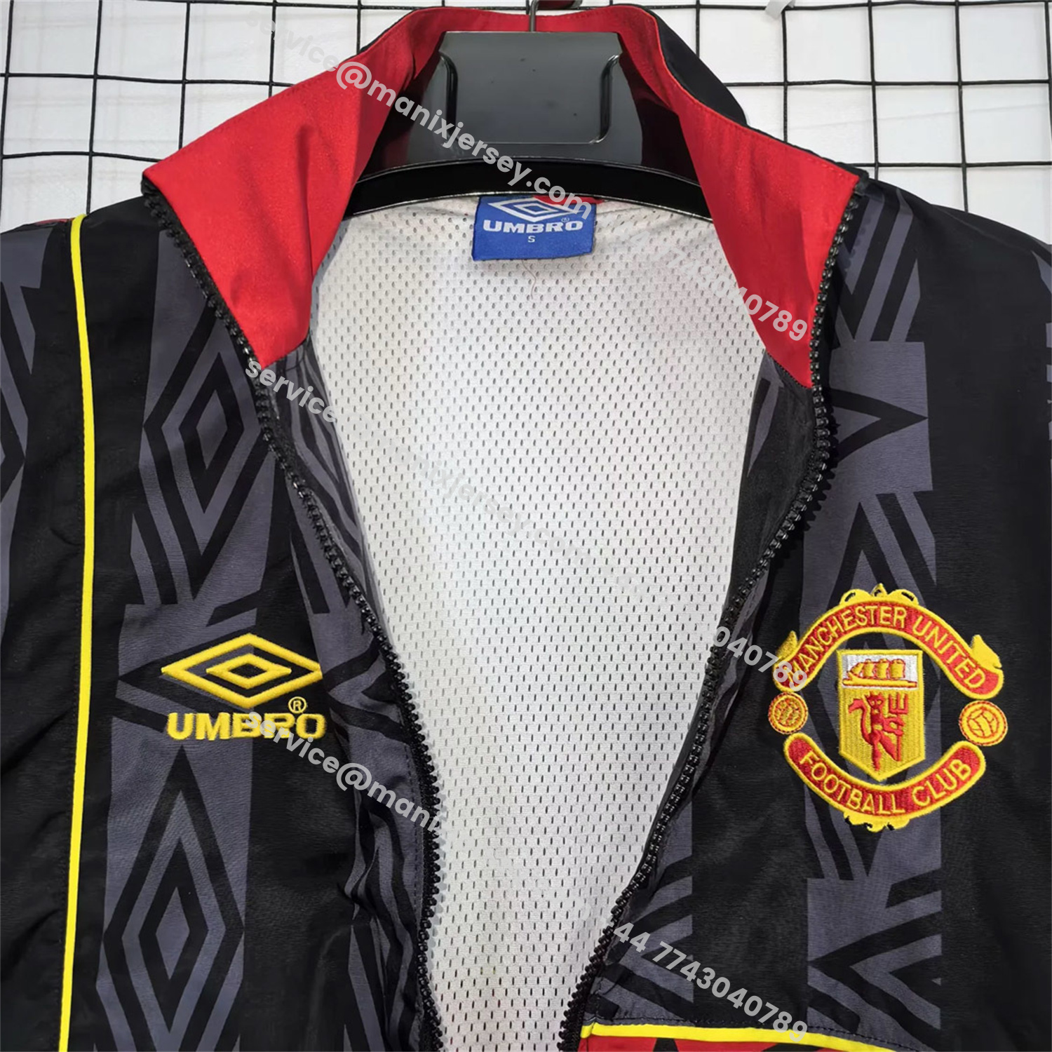 ManixJersey.com | Retro Manchester United 1993-95 Black Windbreaker Jacket -Customize Name, Number and Patch | Worldwide Shipping