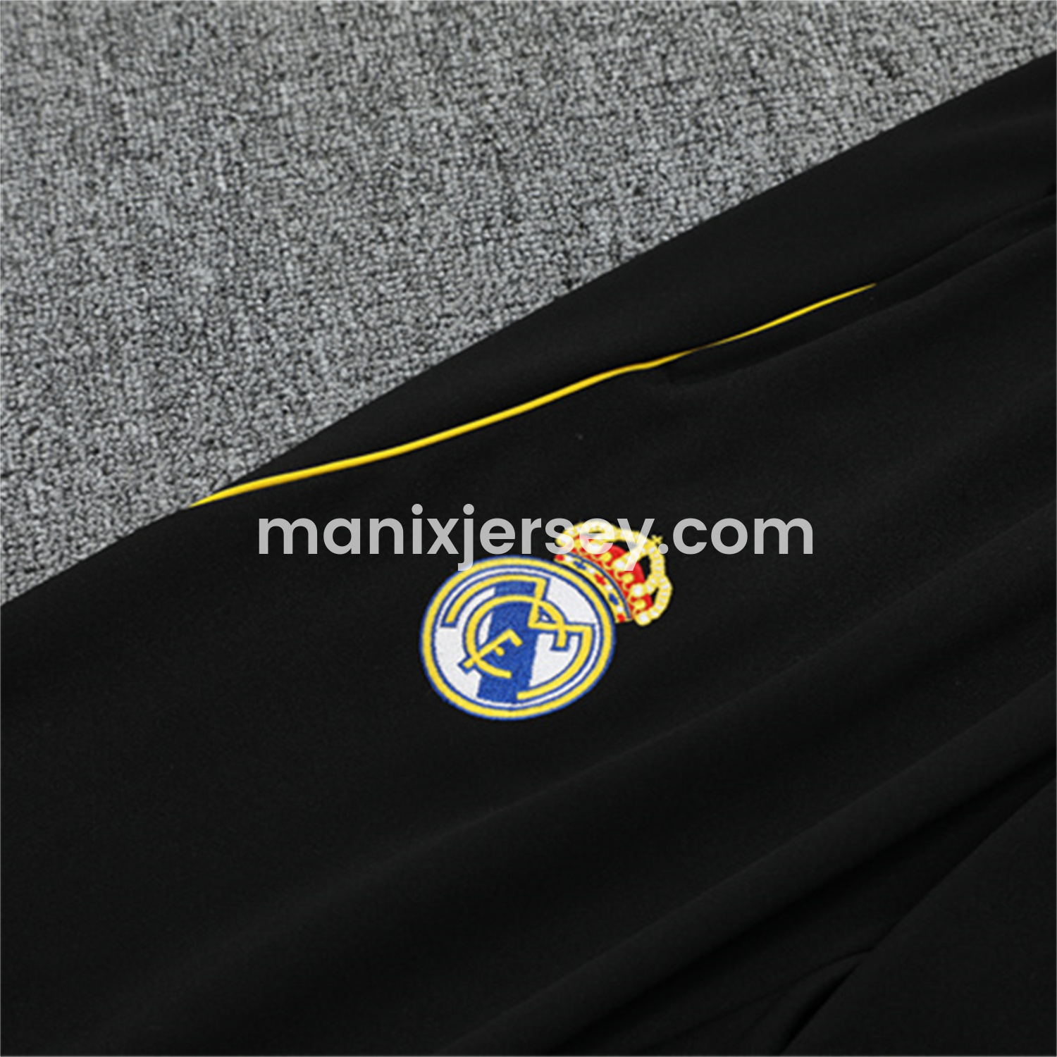 ManixJersey.com | Real Madrid 25-26 Long Sleeves Training Set - Black Top & Black Pants -Customize Name, Number and Patch | Worldwide Shipping