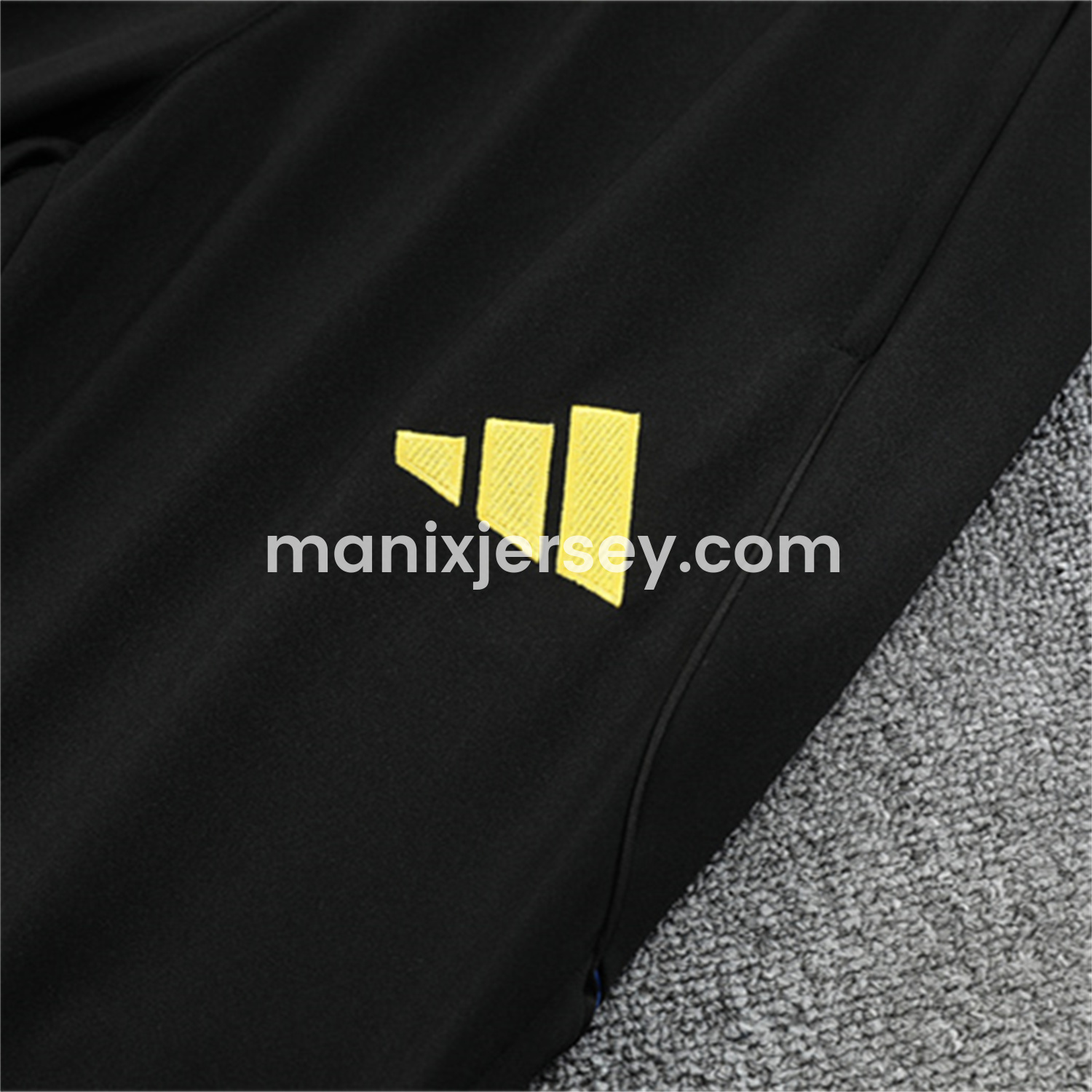 ManixJersey.com | Manchester United 25-26 Kid Long Sleeves Training Set - Black Top & Black Pants -Customize Name, Number and Patch | Worldwide Shipping