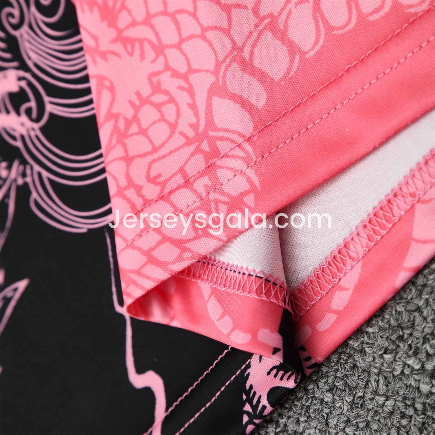 JerseysGala.com | Real Madrid 25-26 Vest Training Set - Pink-Black Dragon Vest & Black-White Shorts -Customize Name, Number and Patch | Worldwide Shipping