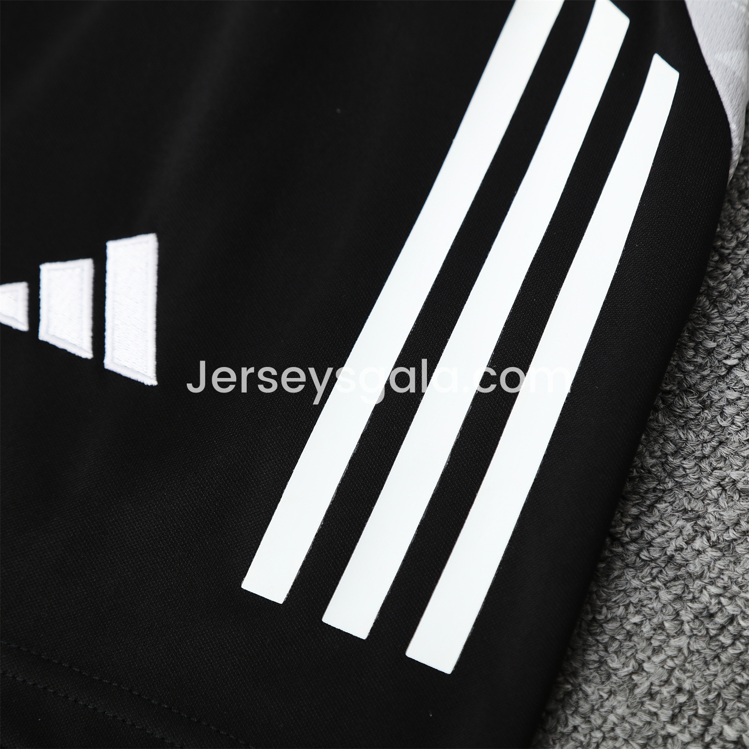 JerseysGala.com | Real Madrid 25-26 Short-Sleeve Training Set - Pink-Black Dragon Top & Black-White Shorts -Customize Name, Number and Patch | Worldwide Shipping