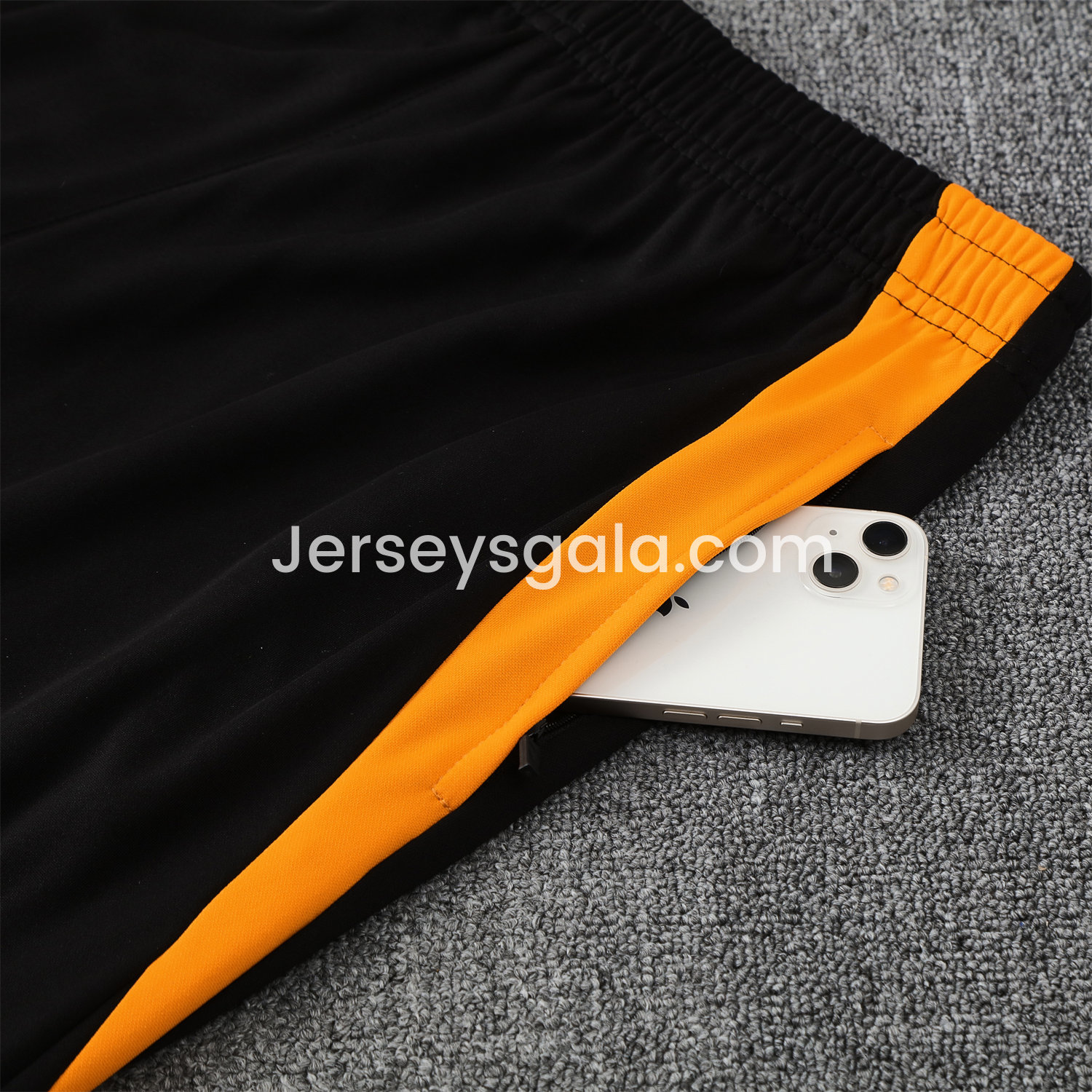 JerseysGala.com | Real Madrid 25-26 POLO Short-Sleeve Training Set - Black Top and Pants with Yellow Stripes -Customize Name, Number and Patch | Worldwide Shipping