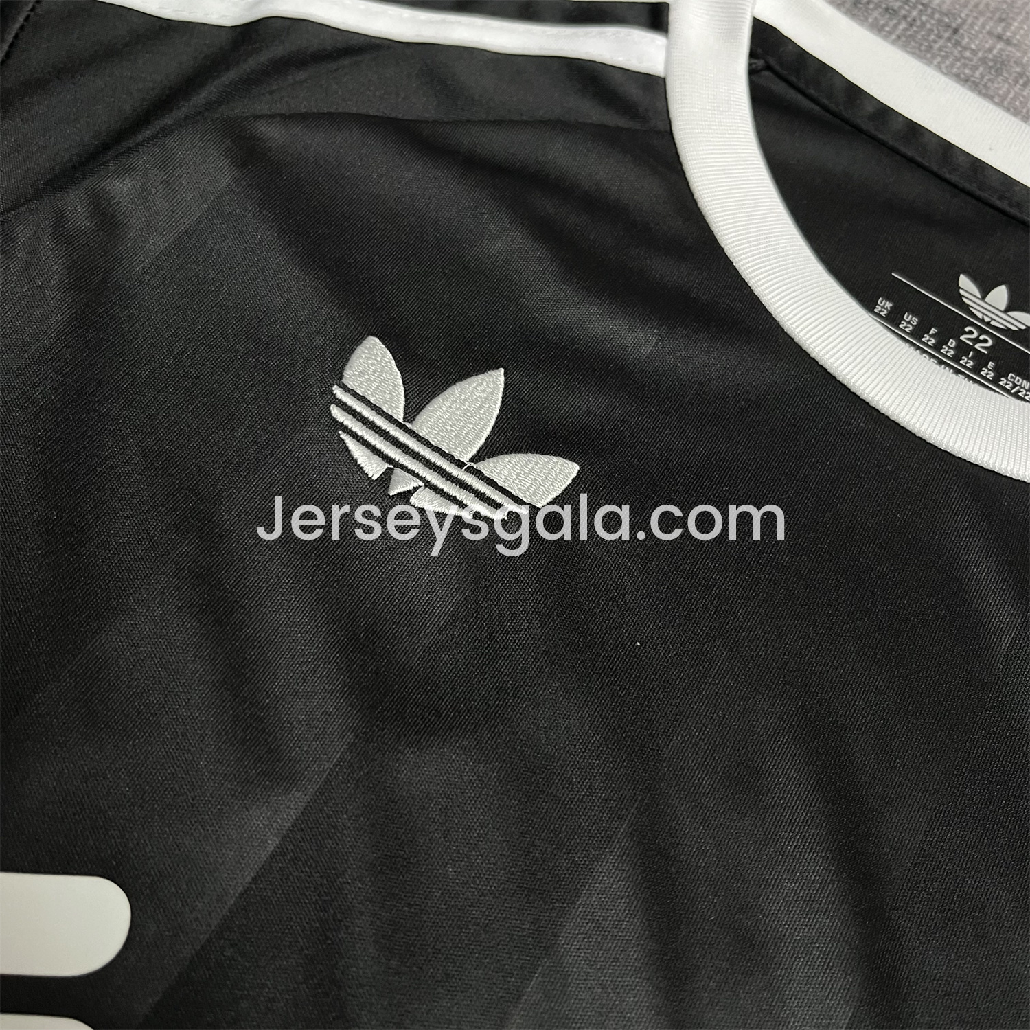 JerseysGala.com | Liver.pool 25-26 Trefoil Black Goalkeeper Kids Kit -Customize Name, Number and Patch | Worldwide Shipping