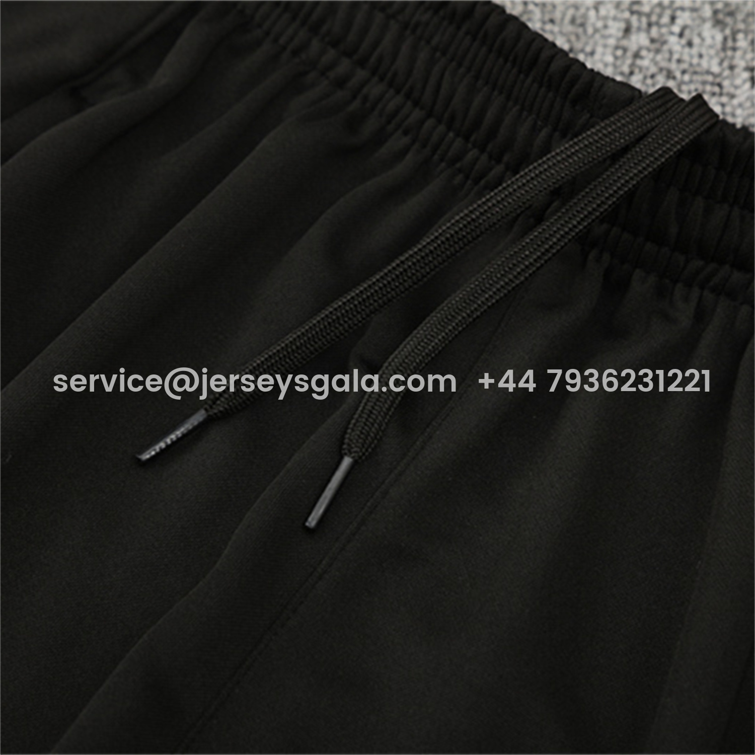 JerseysGala.com | Liver.pool 25-26 Kids Long Sleeve Training Set - Red Top & Black Pants -Customize Name, Number and Patch | Worldwide Shipping