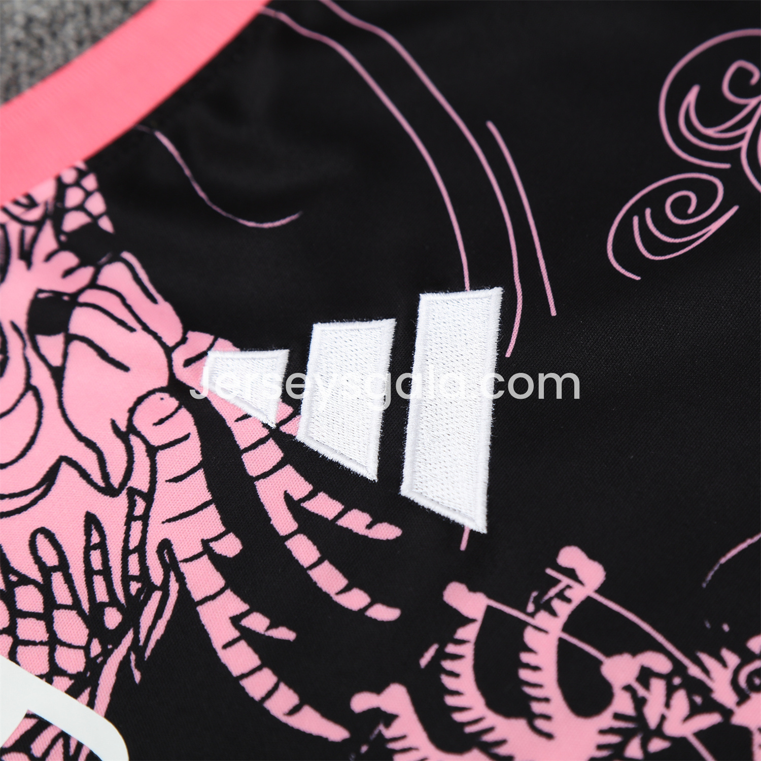 JerseysGala.com | Real Madrid 25-26 Vest Training Set - Pink-Black Dragon Vest & Black-White Shorts -Customize Name, Number and Patch | Worldwide Shipping