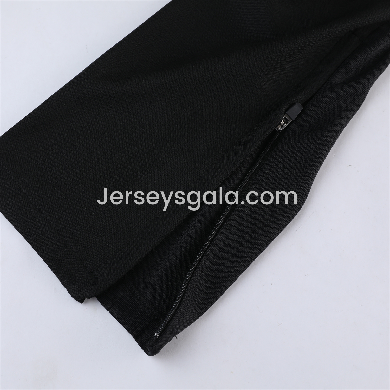 JerseysGala.com | Liver.pool 24-25 Long Sleeve Training Set - Red Stripe Top and Black Pants -Customize Name, Number and Patch | Worldwide Shipping