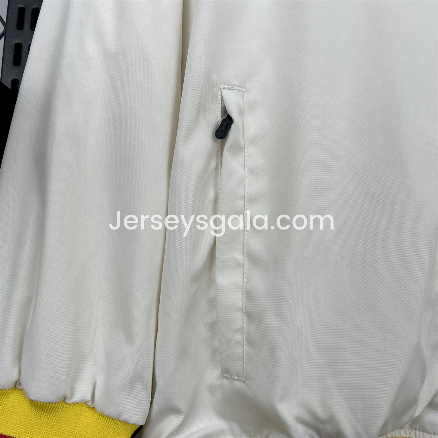 JerseysGala.com | Retro Barcelona 1994-95 Player Windbreaker - White -Customize Name, Number and Patch | Worldwide Shipping