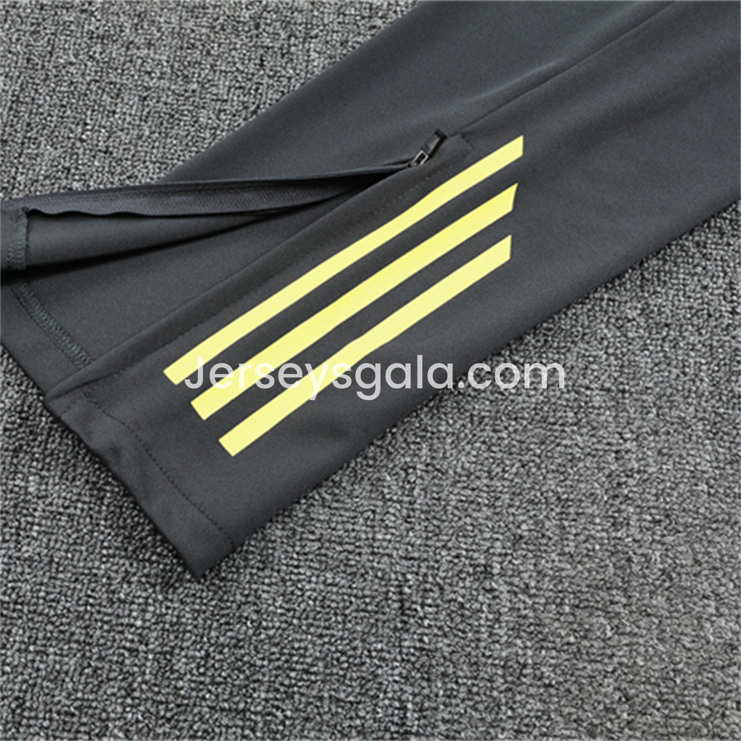 JerseysGala.com | Real Madrid 25-26 Kid Long Sleeves Training Set - Yellow Top & Gray Pants -Customize Name, Number and Patch | Worldwide Shipping