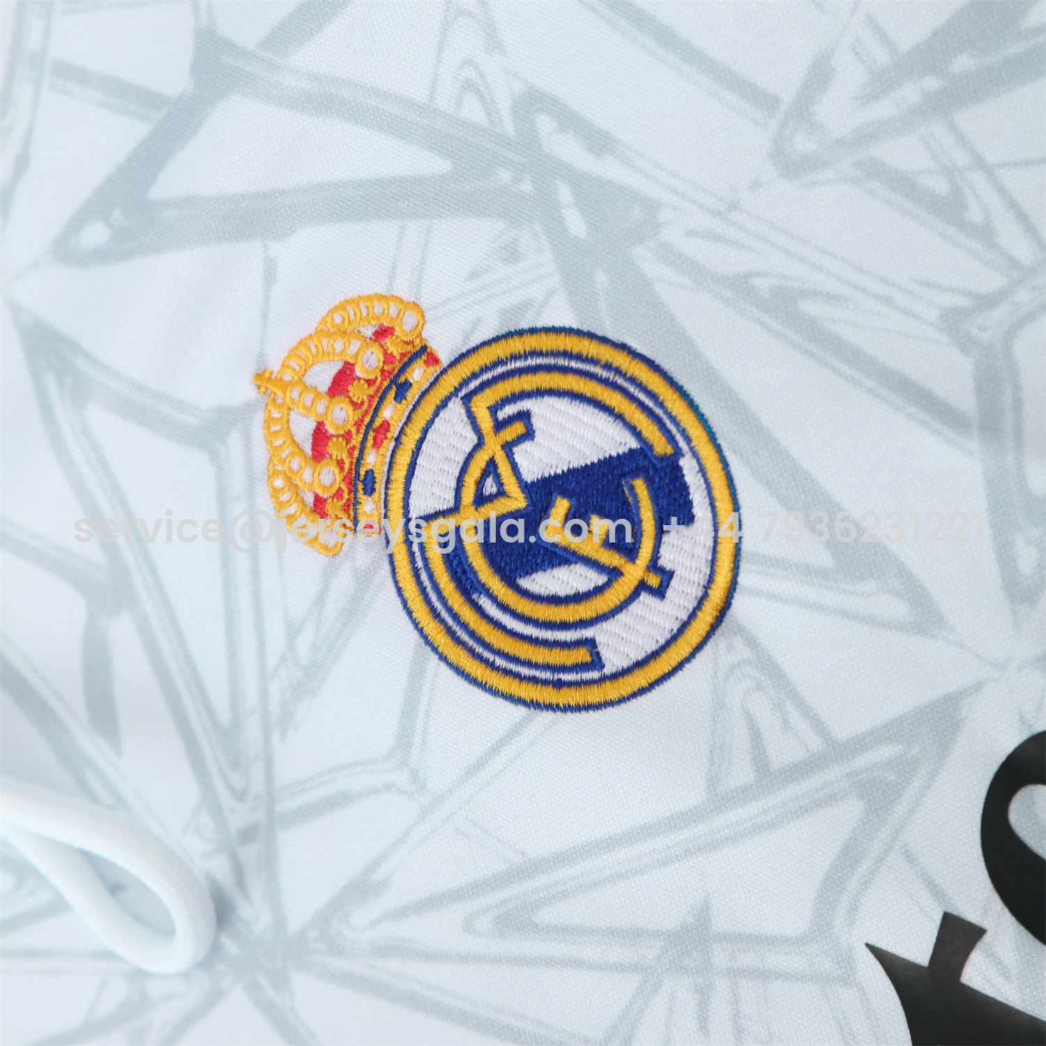 JerseysGala.com | Real Madrid 25-26 Traning Hoodie Set - Triangular Spots White Hoodie With Black Pants -Customize Name, Number and Patch | Worldwide Shipping