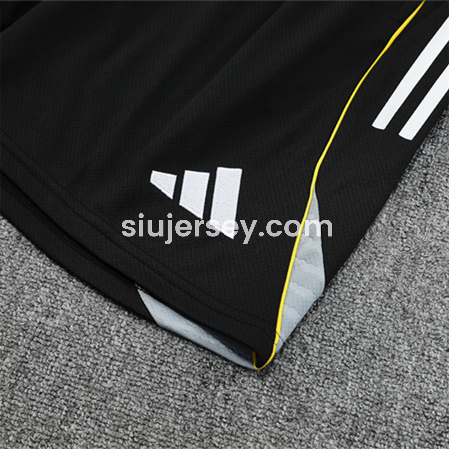 SIUjerseys-Real Madrid 25-26 Kids Short-Sleeve Training Set - Yellow Line Black Top and Black Shorts