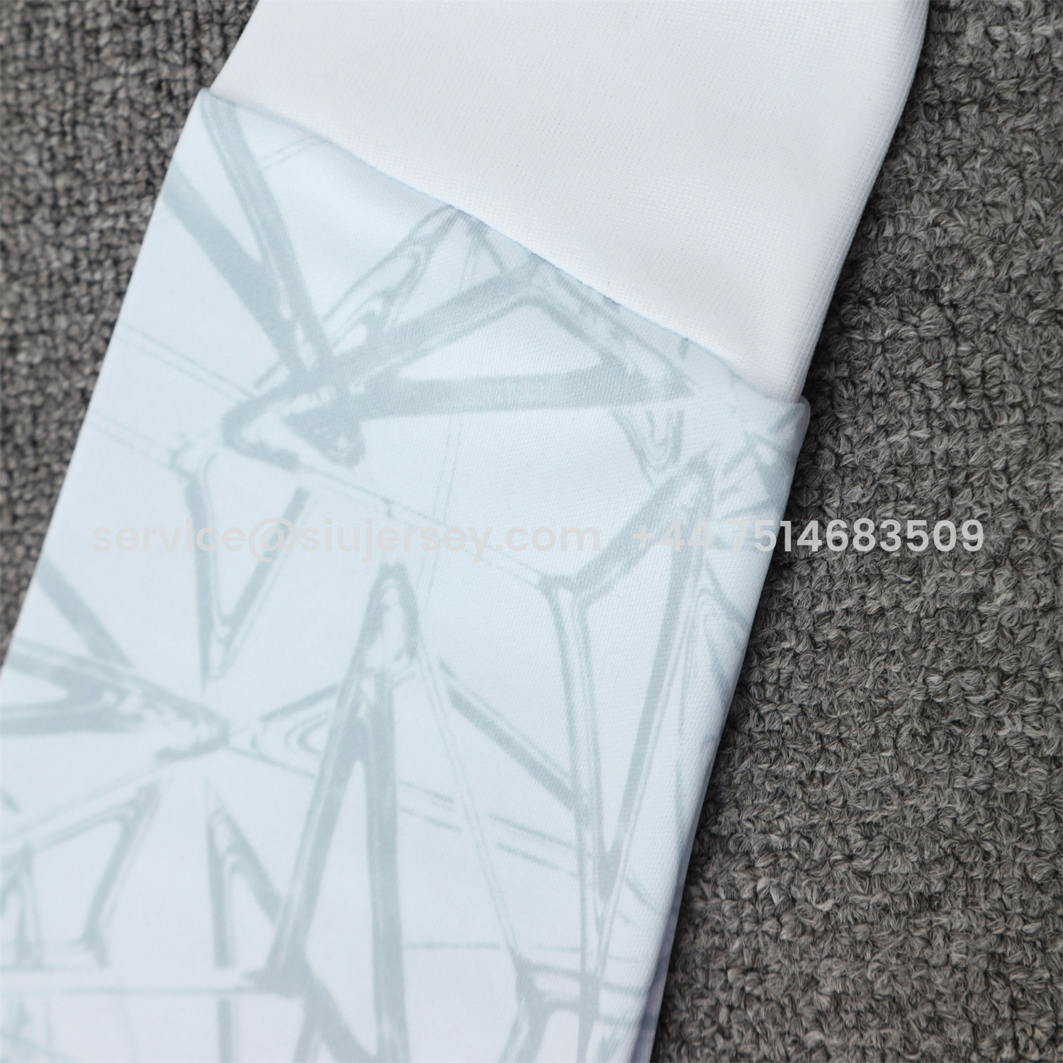 SIUjerseys-Real Madrid 25-26 Traning Hoodie Set - Triangular Spots White Hoodie With Black Pants