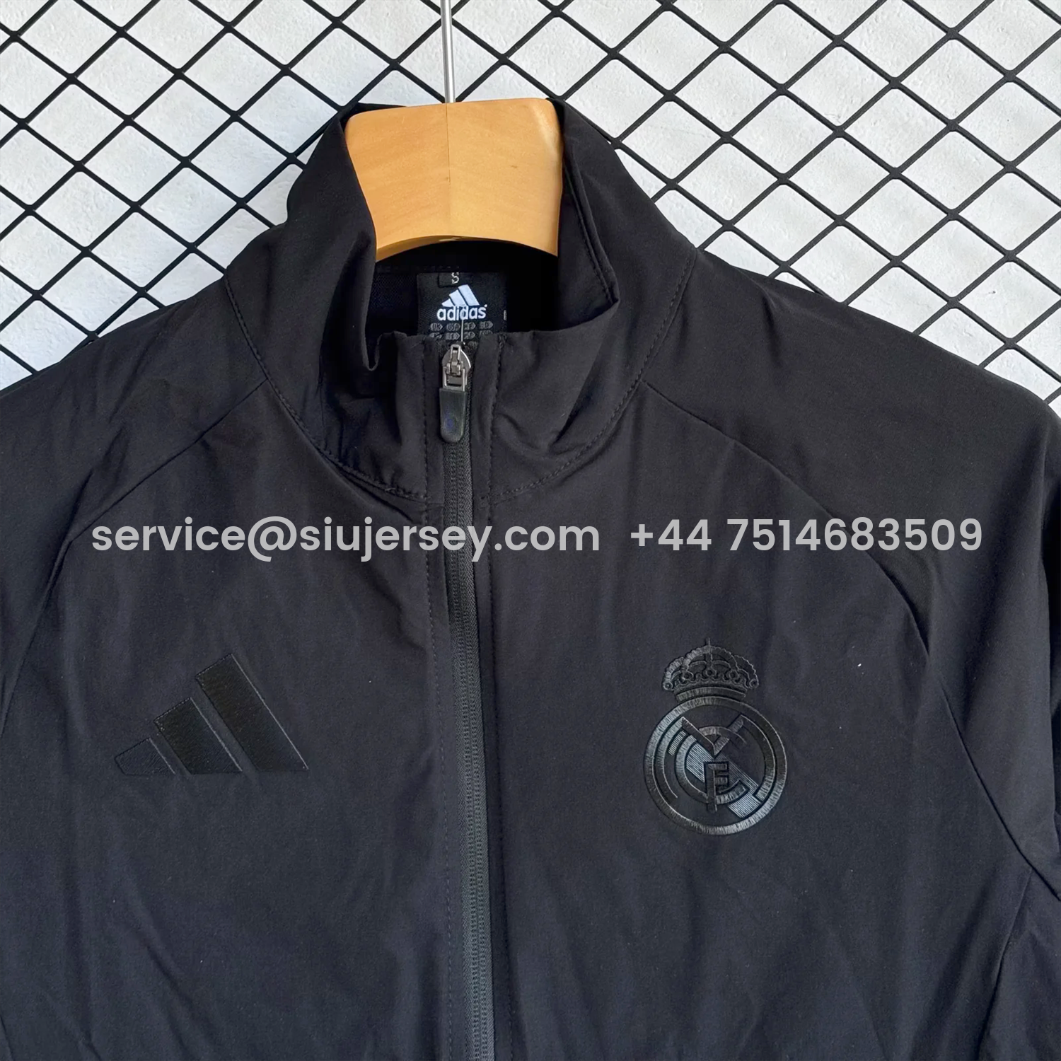 SIUjerseys-Real Madrid 25-26 Black Logo Windbreaker Training Set - Black Top and Pants