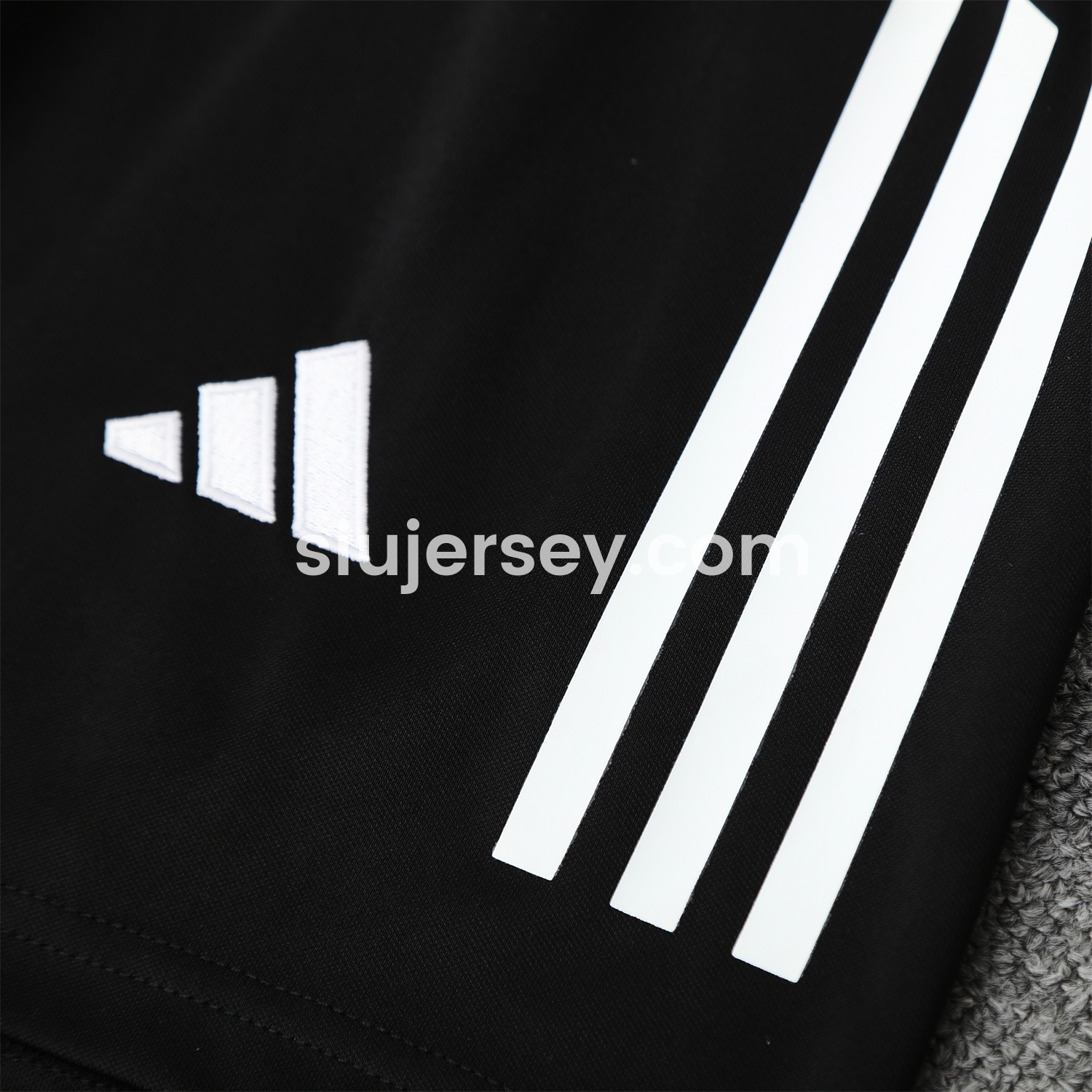 SIUjerseys-Real Madrid 25-26 Vest Training Set - Pink-Black Dragon Vest & Black-White Shorts