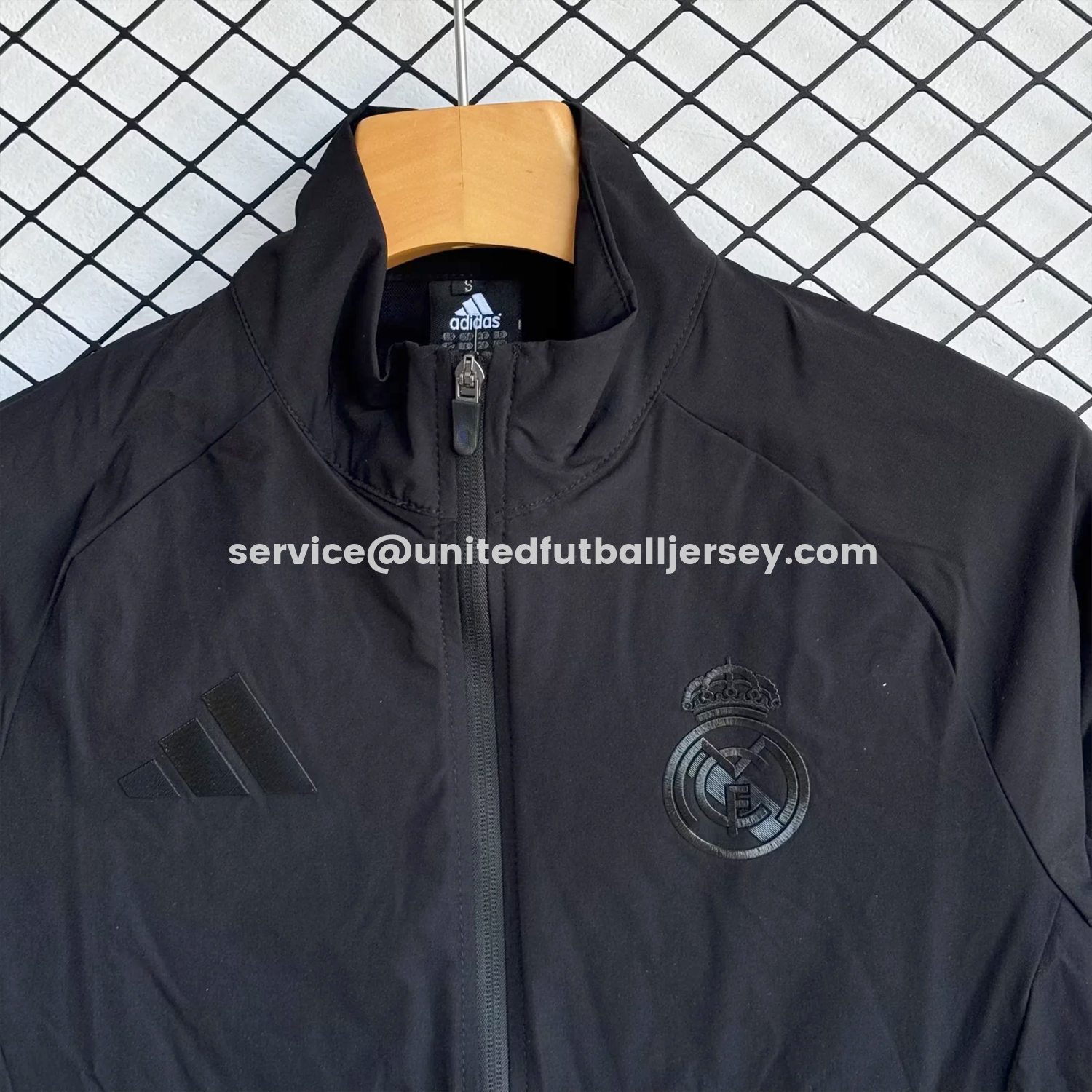 unitedfutballjersey-Real Madrid 25-26 Black Logo Windbreaker Training Set - Black Top and Pants