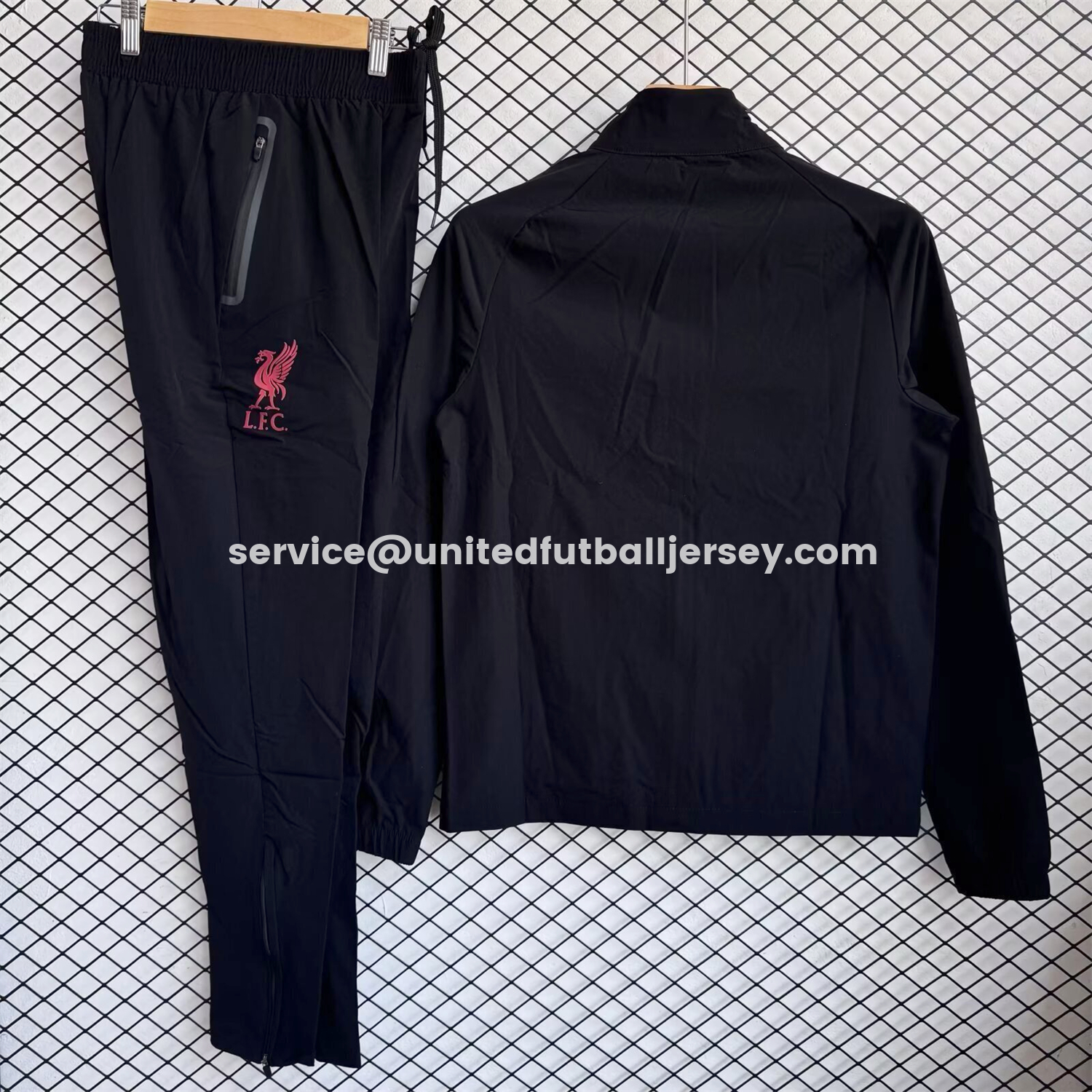 unitedfutballjersey-Liver.pool 25-26 Red Logo Windbreaker Training Set - Black Top and Pants