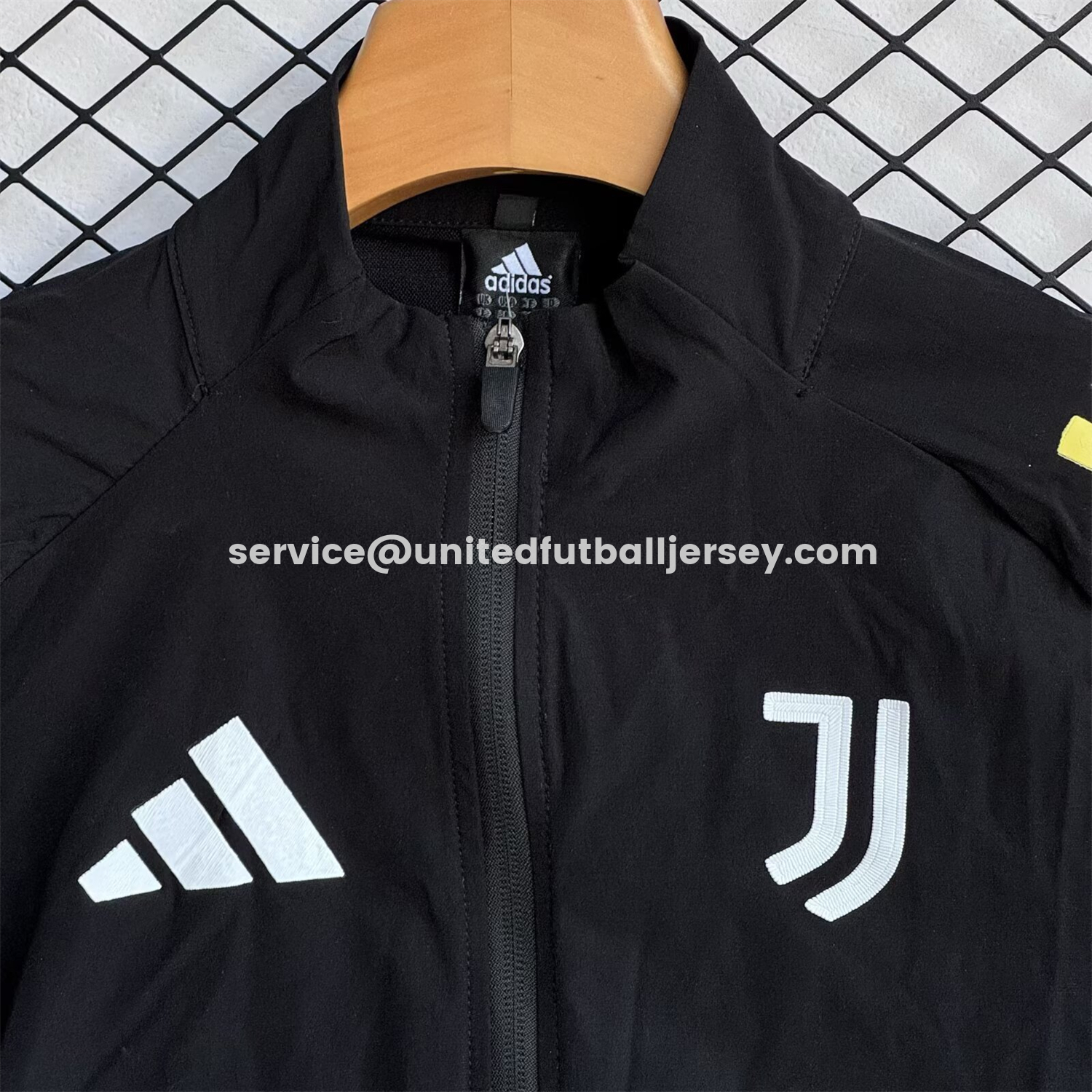 unitedfutballjersey-Juventus 25-26 Yellow Lines Windbreaker Training Set - Black Top and Pants