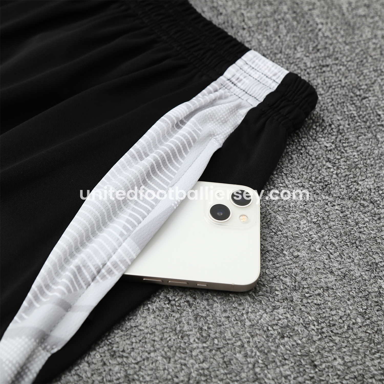 unitedfutballjersey-Real Madrid 25-26 Short-Sleeve Training Set - Pink-Black Dragon Top & Black-White Shorts