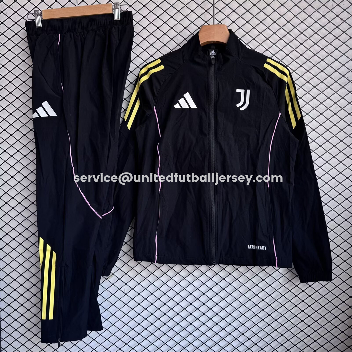 unitedfutballjersey-Juventus 25-26 Yellow Lines Windbreaker Training Set - Black Top and Pants