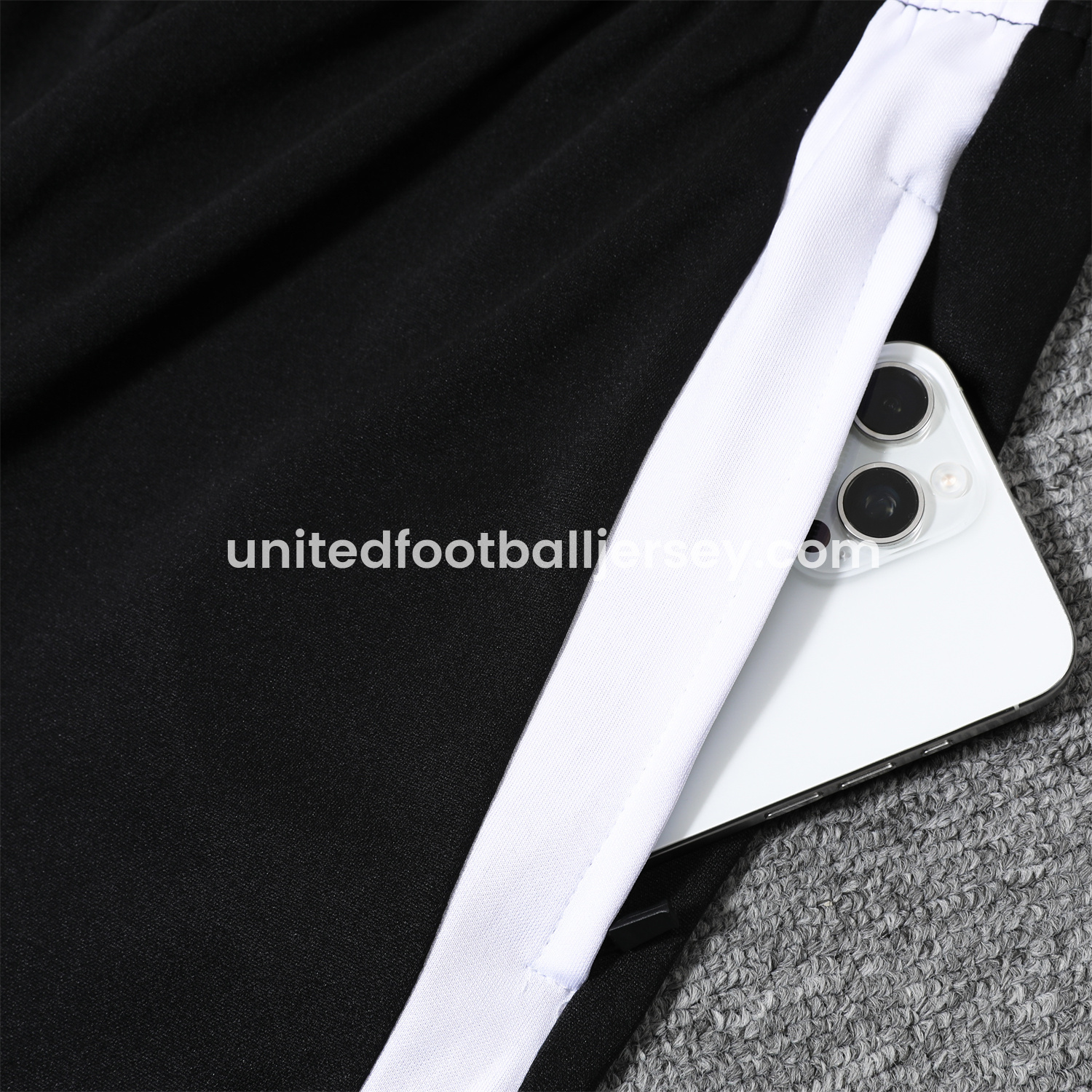 unitedfutballjersey-Manchester United 25-26 POLO Short-Sleeve Training Set - Black Top and Pants with White Stripes