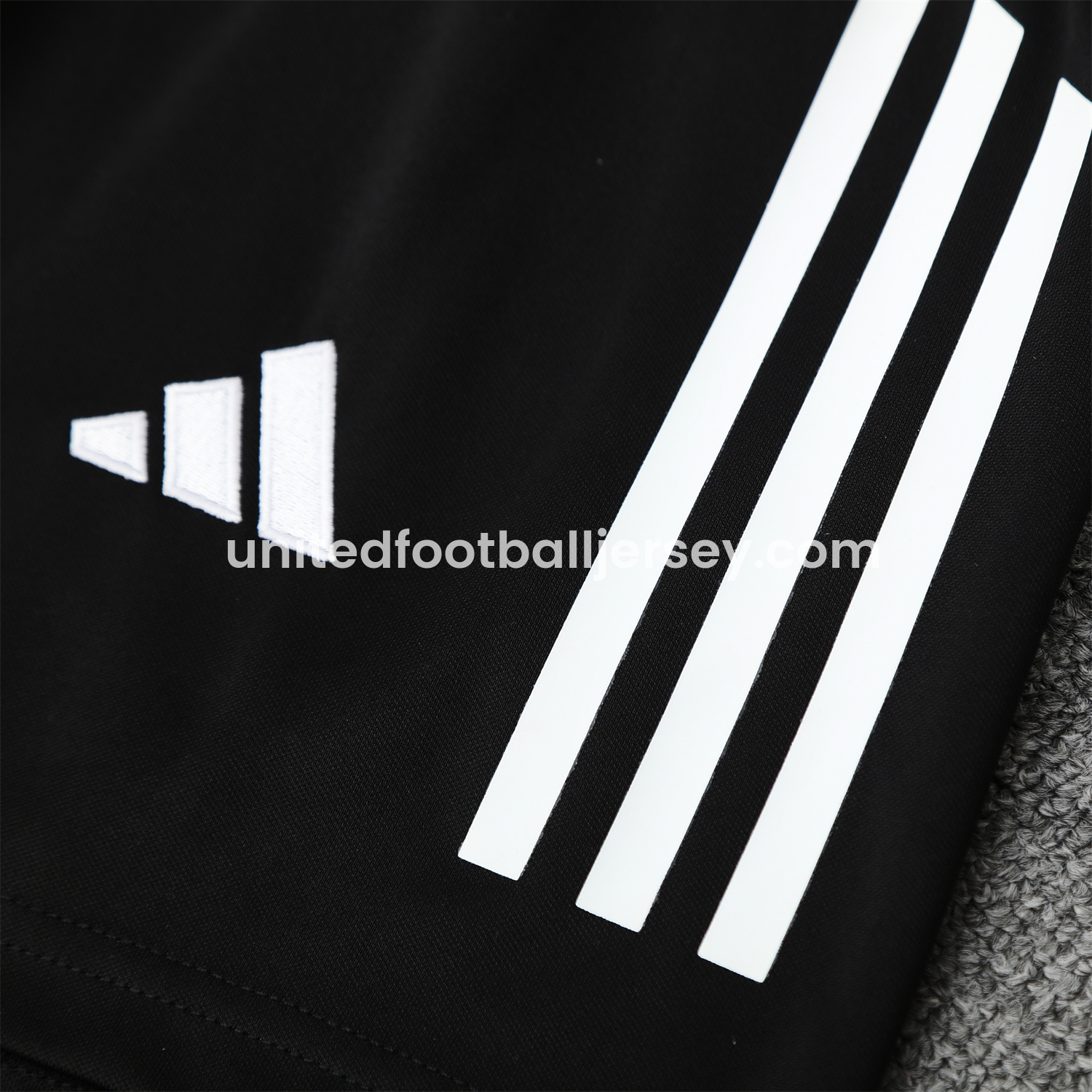 unitedfutballjersey-Real Madrid 25-26 Short-Sleeve Training Set - Blue Black Dragon Top & Black-White Shorts