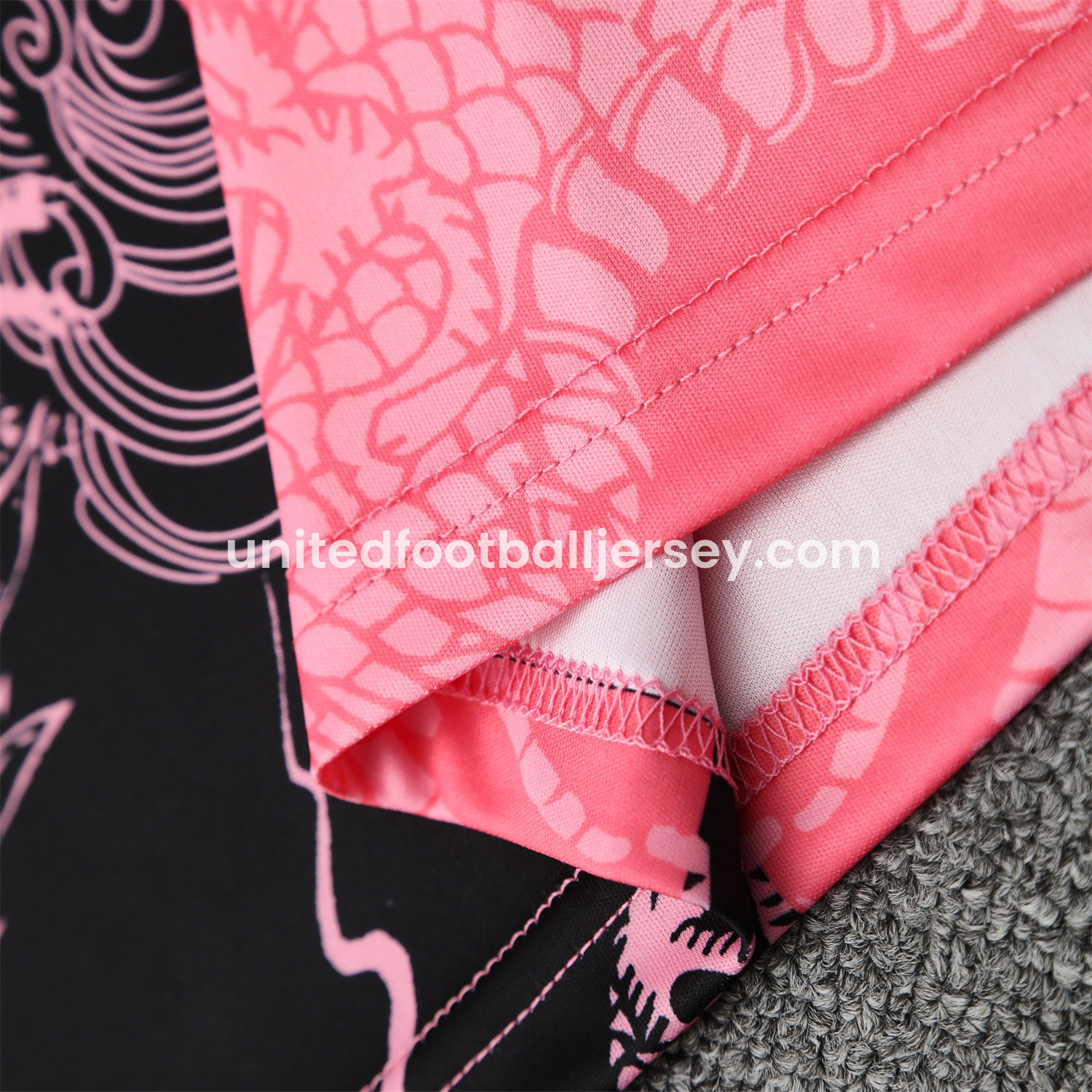 unitedfutballjersey-Real Madrid 25-26 Vest Training Set - Pink-Black Dragon Vest & Black-White Shorts