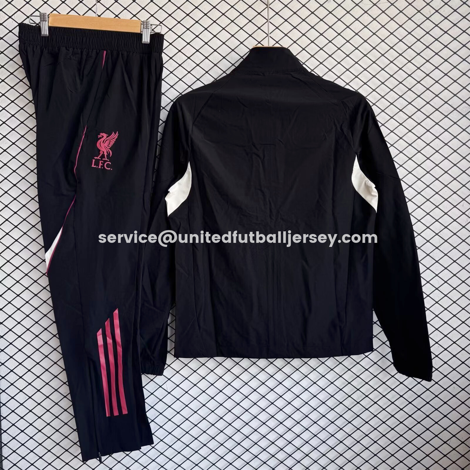 unitedfutballjersey-Liver.pool 25-26 Pink Logo Windbreaker Training Set - Black Top and Pants