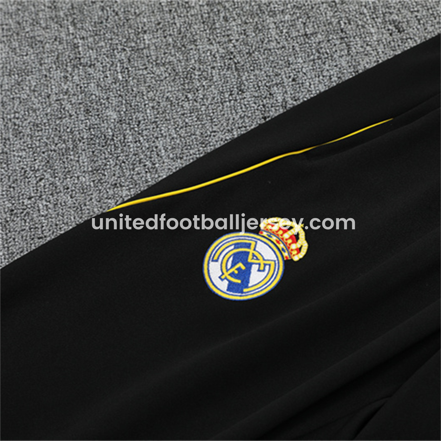 unitedfutballjersey-Real Madrid 25-26 Long Sleeve Training Set - Yellow Line White Top and Black Shorts