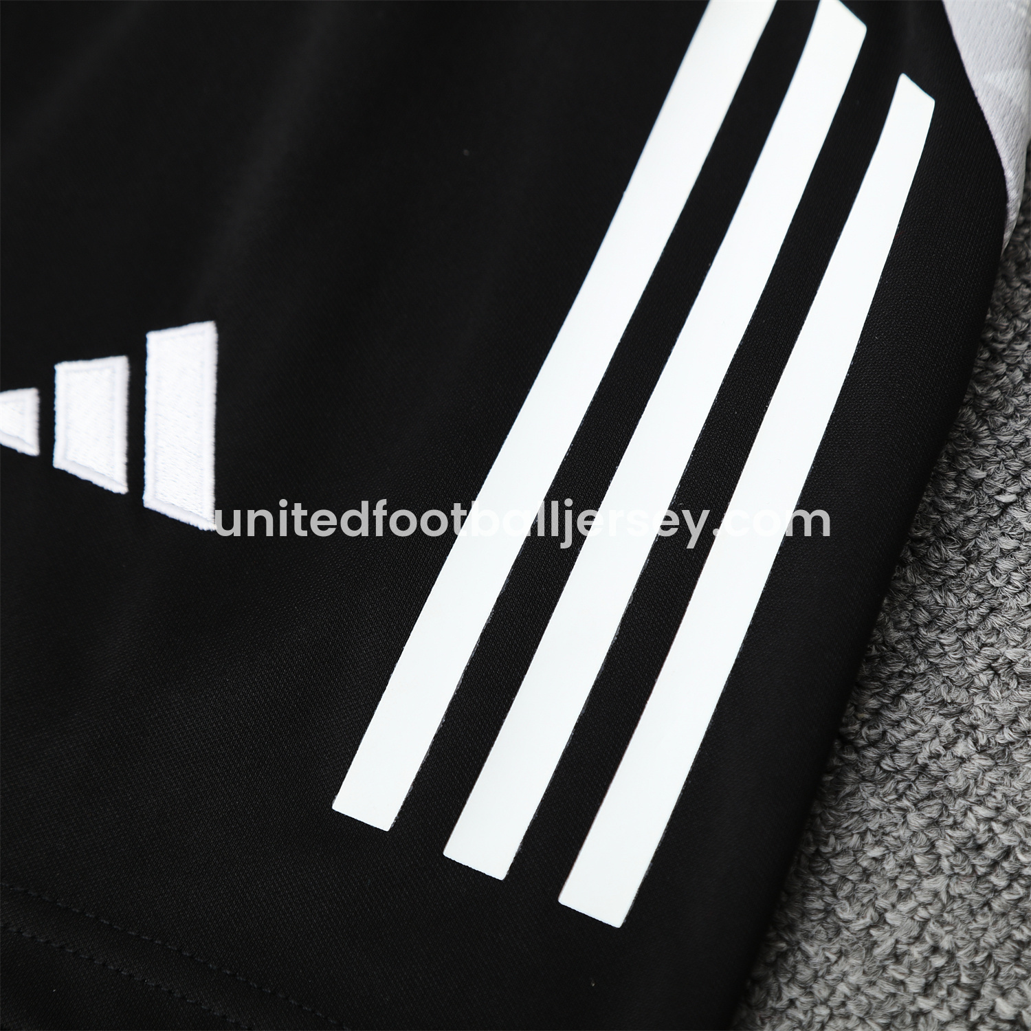 unitedfutballjersey-Real Madrid 25-26 Short-Sleeve Training Set - Pink-Black Dragon Top & Black-White Shorts