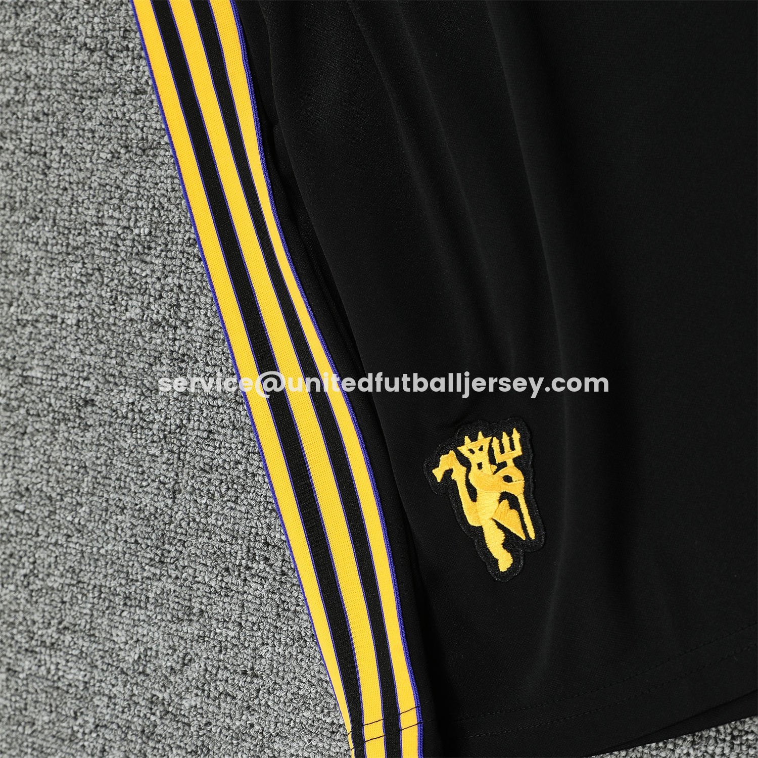 unitedfutballjersey-Manchester United 25-26 Trefoil Travel Short-Sleeve Training Set - Black Top & Black Shorts